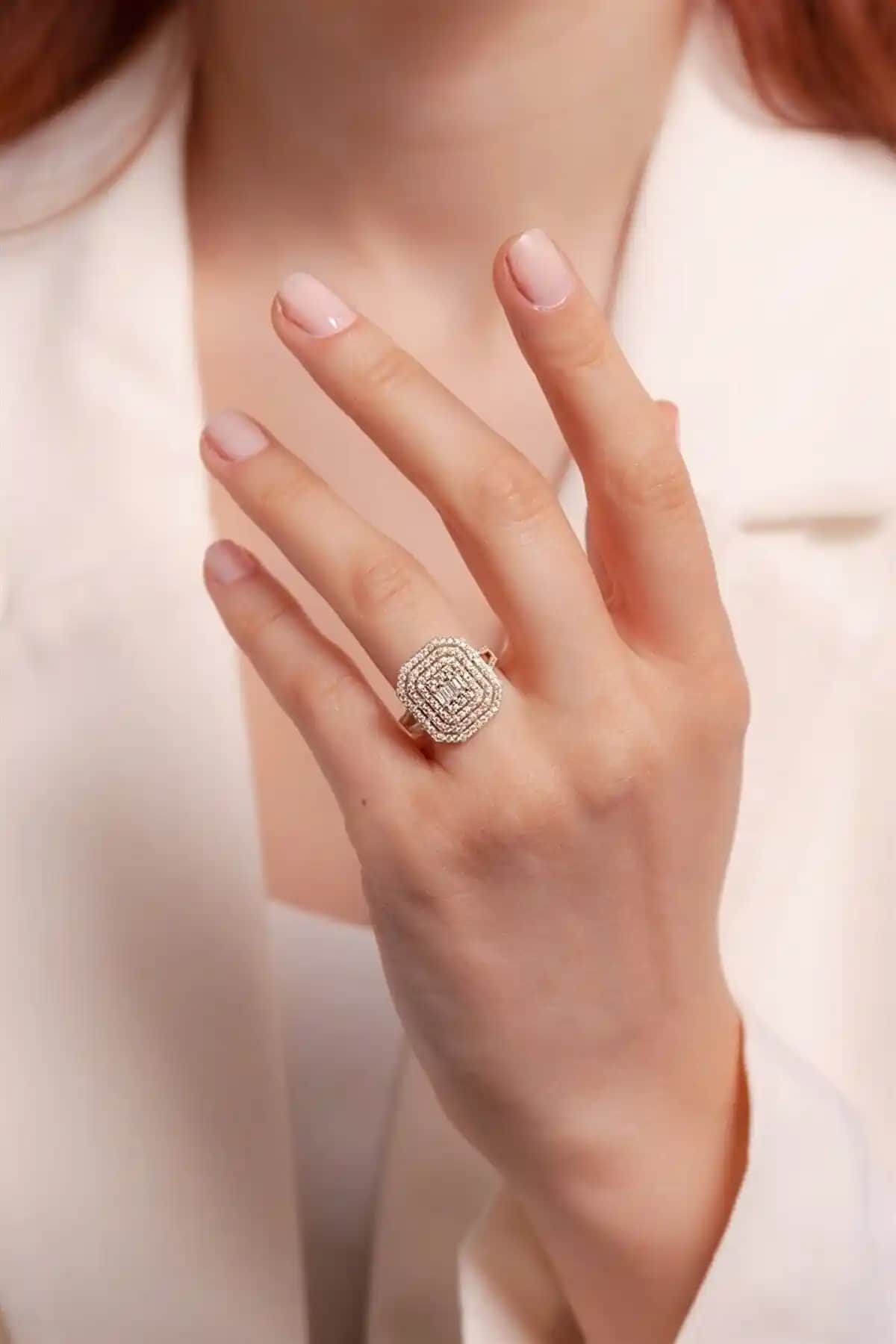 Fay Yamaner Altın Baget Yüzük: Modern ve Zarif Tasarımın Şıklık Simgesi