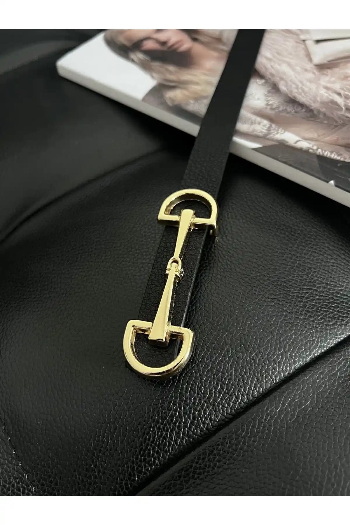 Fiori Uzun Gold Tokalı Siyah Kadın Kemer: Şıklık ve Fonksiyonelliğin Buluşması