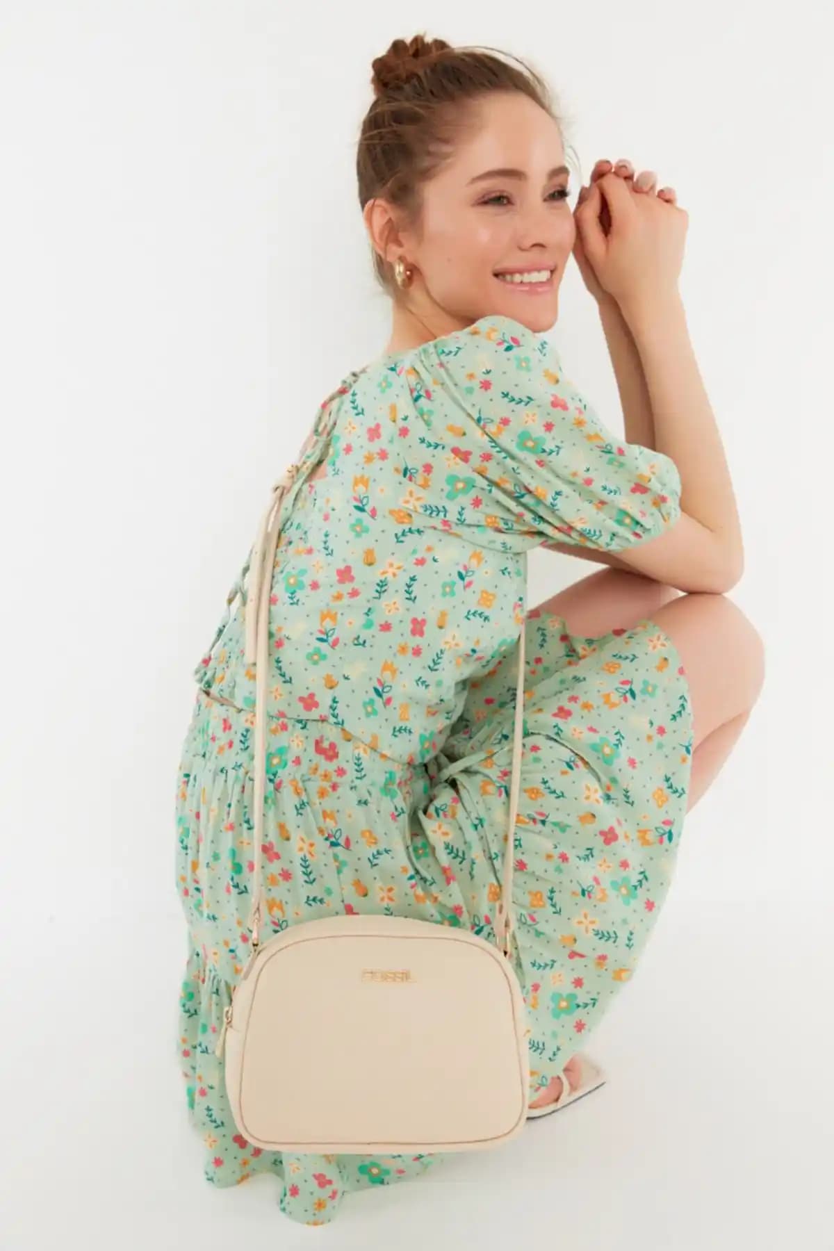 Fossil Bej Kadın Omuz Çantası Günlük Kullanım İçin Şık ve Dayanıklı Tasarım