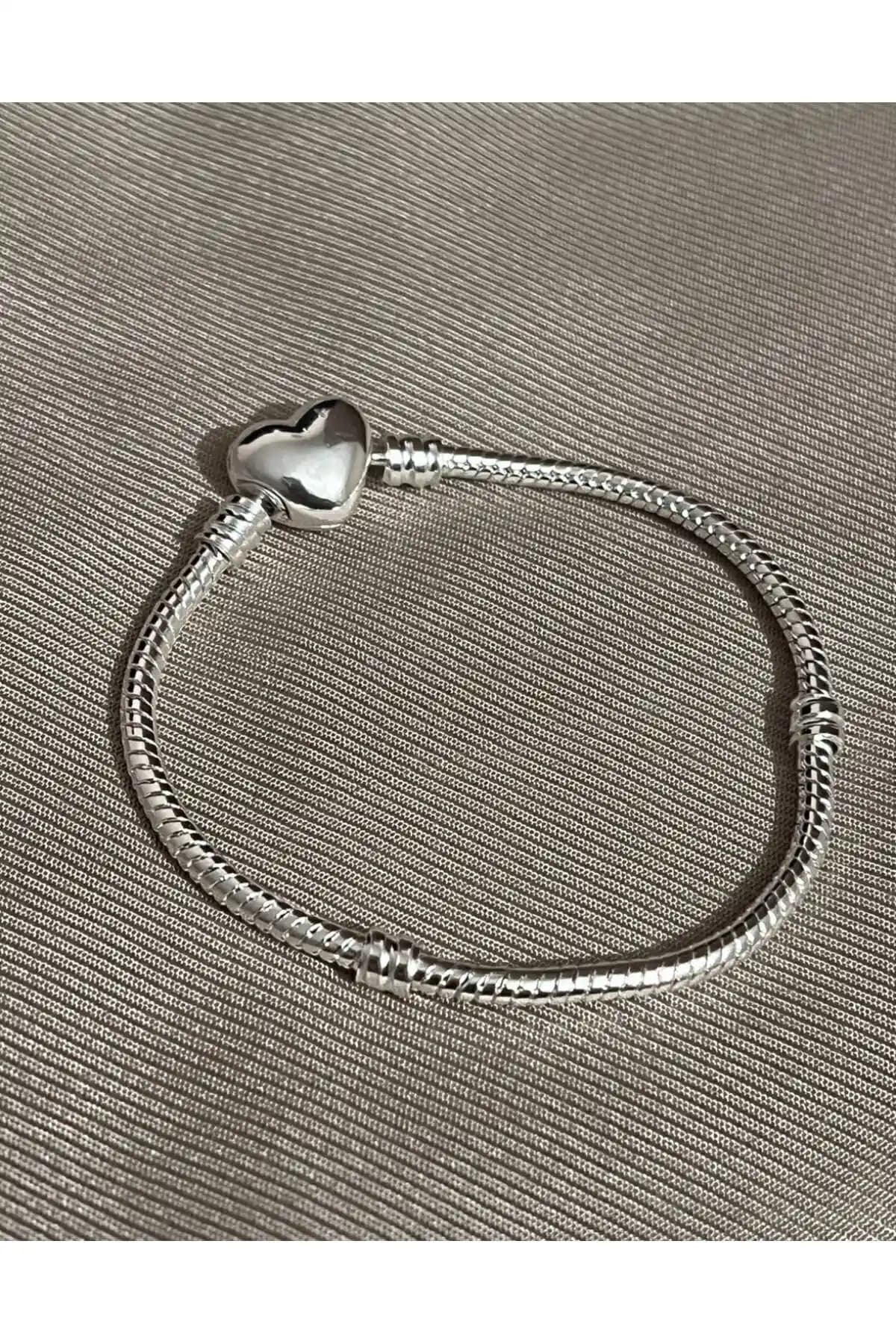 Gençlerin Enerjisini Yansıtan Günlük Tarz Bileklikleri ve Moda Trendleri