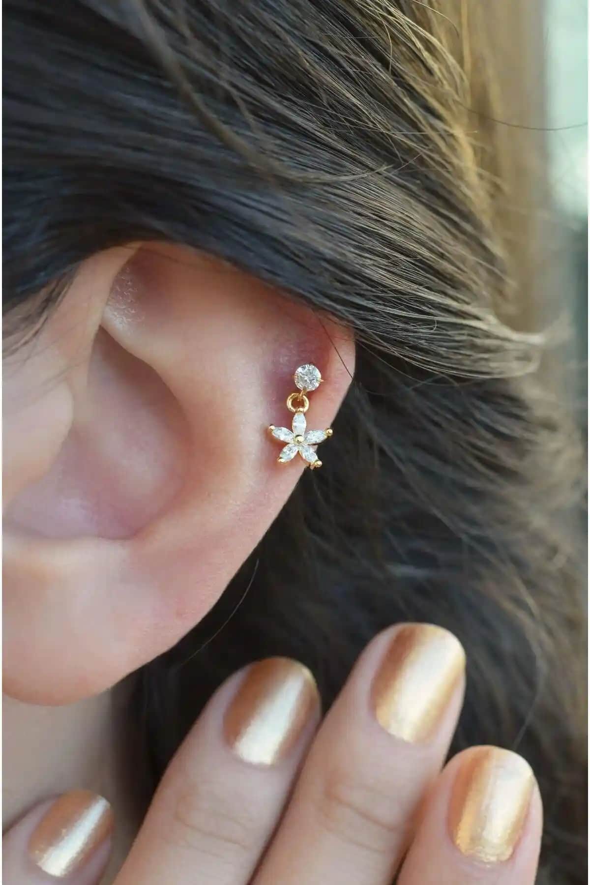 Gold Çiçek Sallantılı Piercing Helix ve Kıkırdak Bölgesi için Dayanıklı ve Şık Tasarım