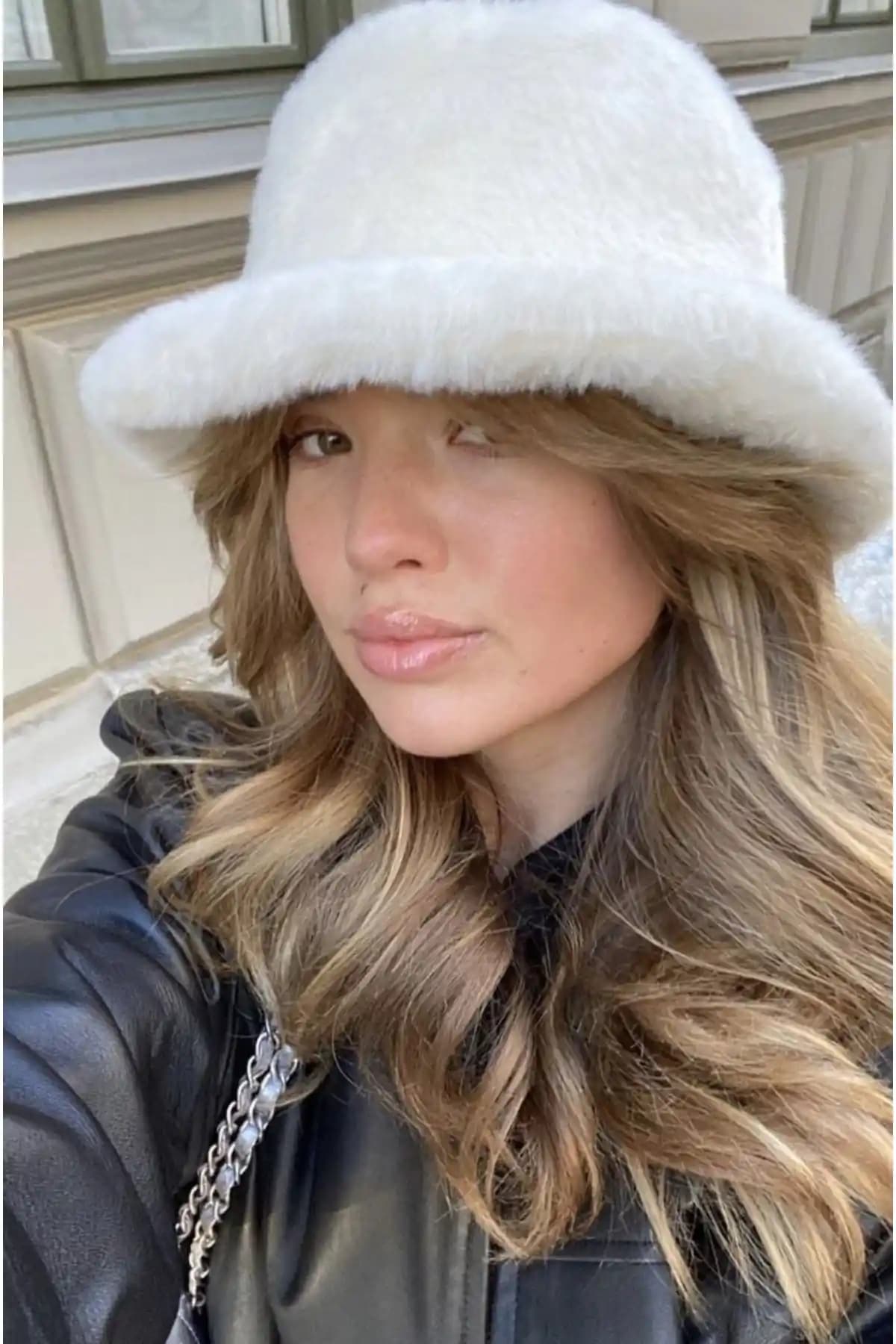 Goldmine Peluş ve Teddy Bucket Şapkaların Karşılaştırması Kış Ayları İçin Uygun Seçenekler