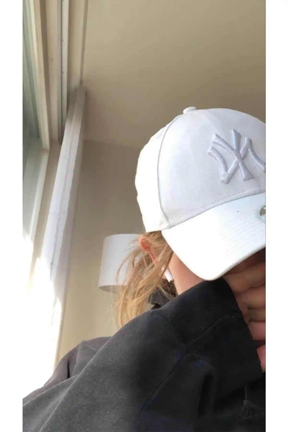 Goldmine Unisex Beyzbol Şapka Beyaz Renk ile Şıklık ve İşlevselliğin Birleşimi