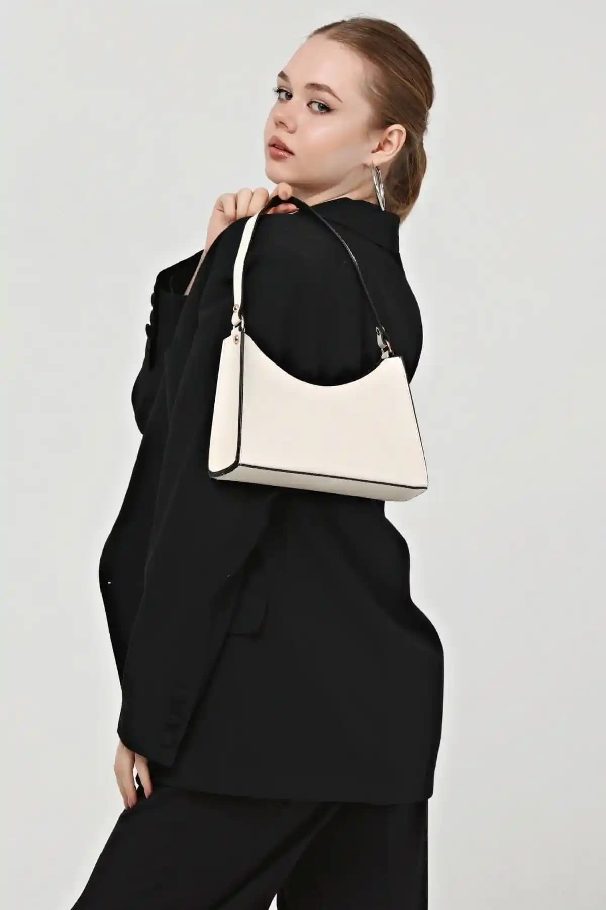 Güce Krem Rengi Baget Çanta: Şık ve Dayanıklı Günlük Kullanım El ve Omuz Çantası