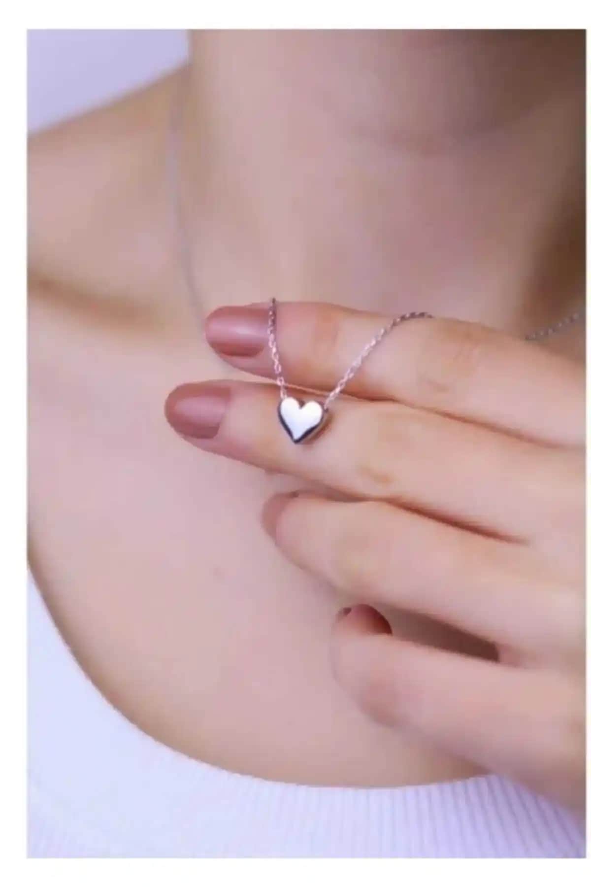 Gümüş Kalp Kolye Minimalist Tasarımıyla Günlük ve Özel Kullanım İçin Uygun