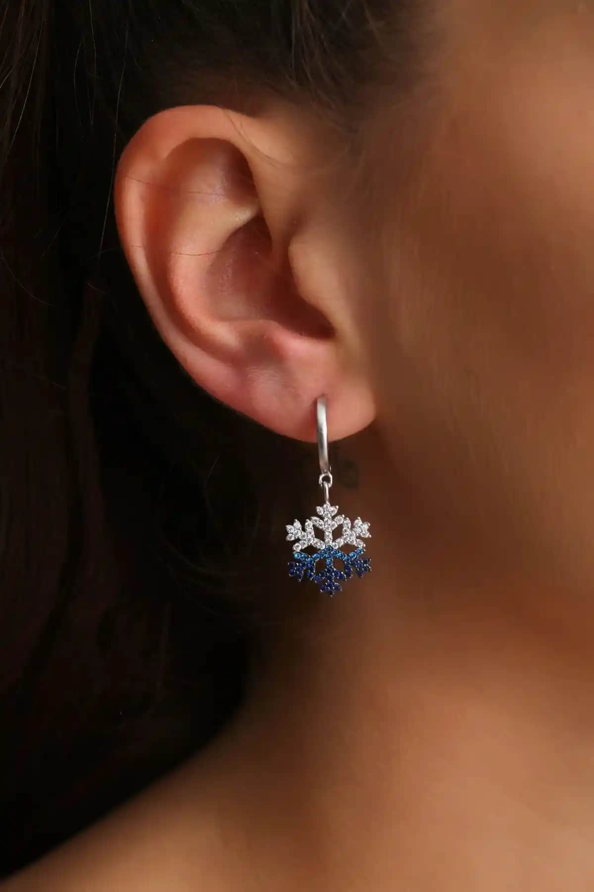 Gümüş Kaplama Mavi Nano Taşlı Kar Tanesi Küpe - Zarif ve Dayanıklı Takı Seçenekleri