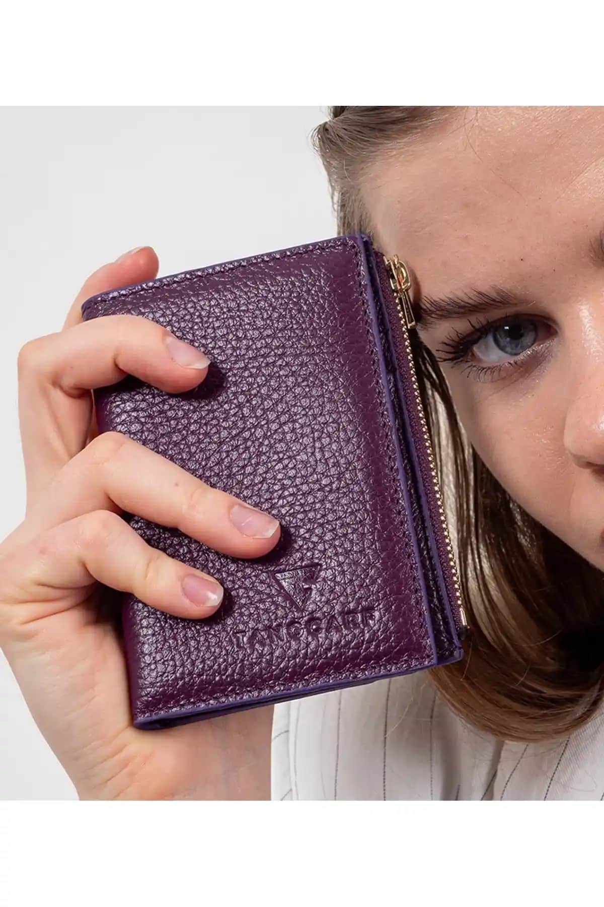 Hakiki Deri Mor Kadın Cüzdanı: Şıklık ve İşlevselliğin Modern Buluşması