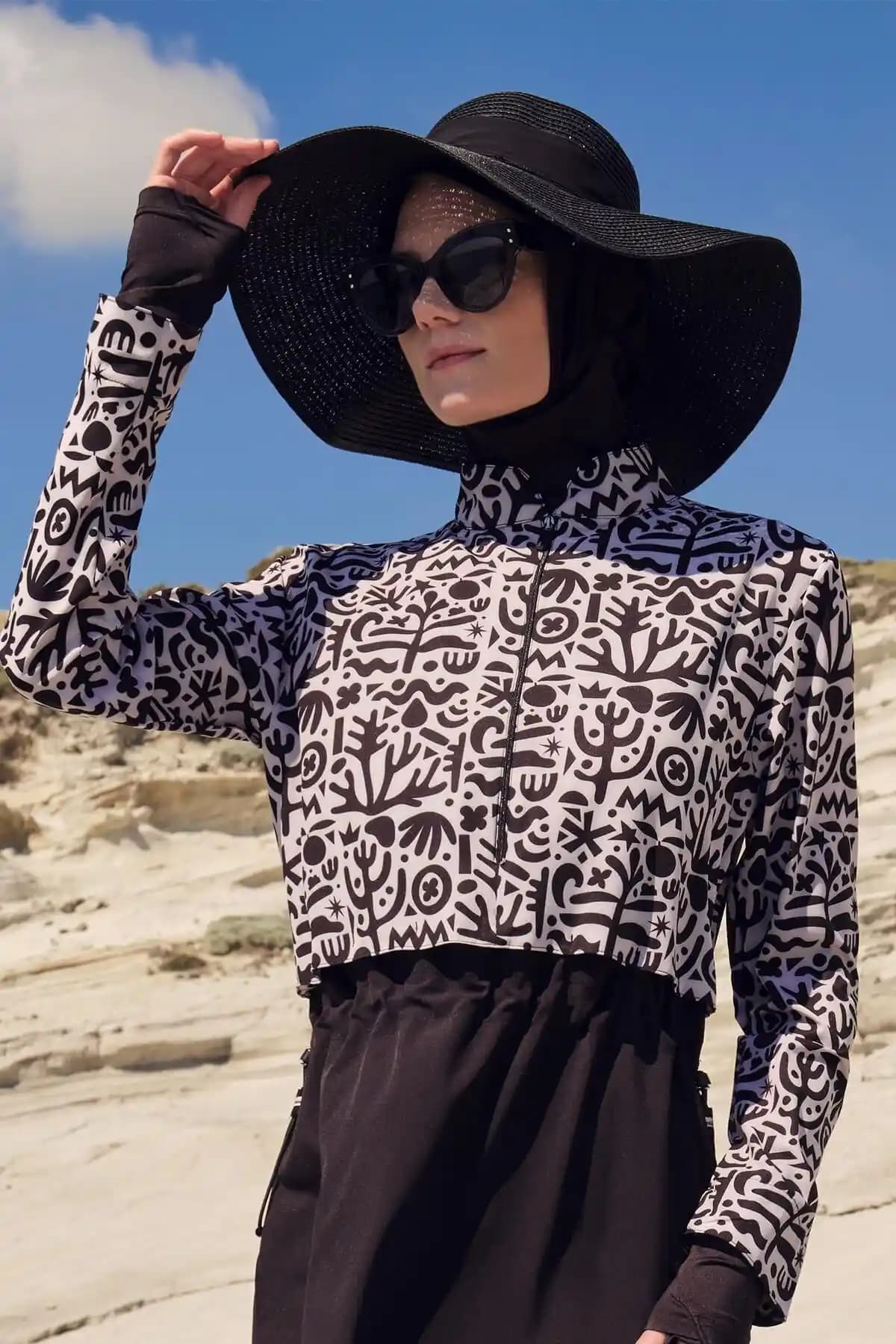 Haşema Fiyonklu Siyah Hasır ve Manuka Bağlamalı Siyah Şapkalar Karşılaştırması