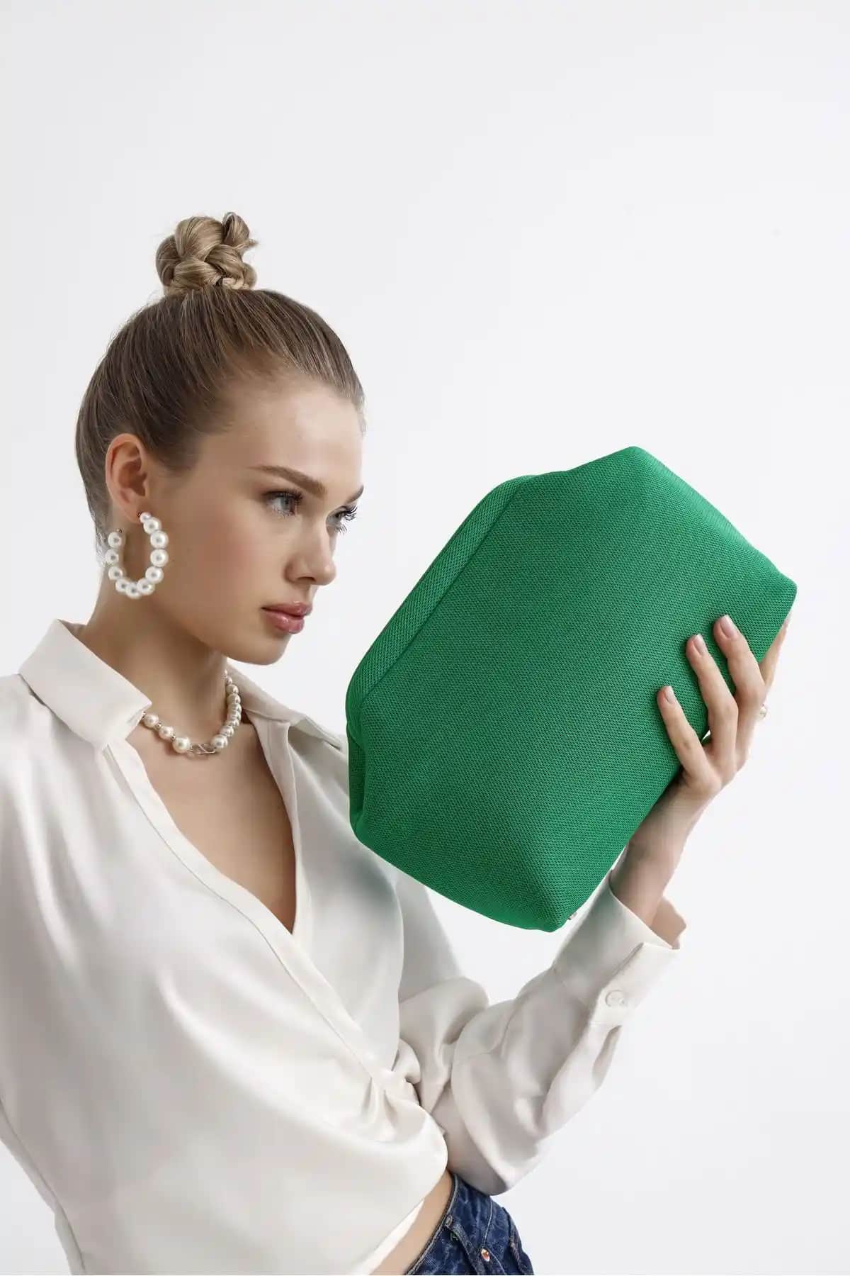 HEYBE'S Kadın Yeşil Clutch El Çantası: Şıklık ve Fonksiyonelliğin Buluşması