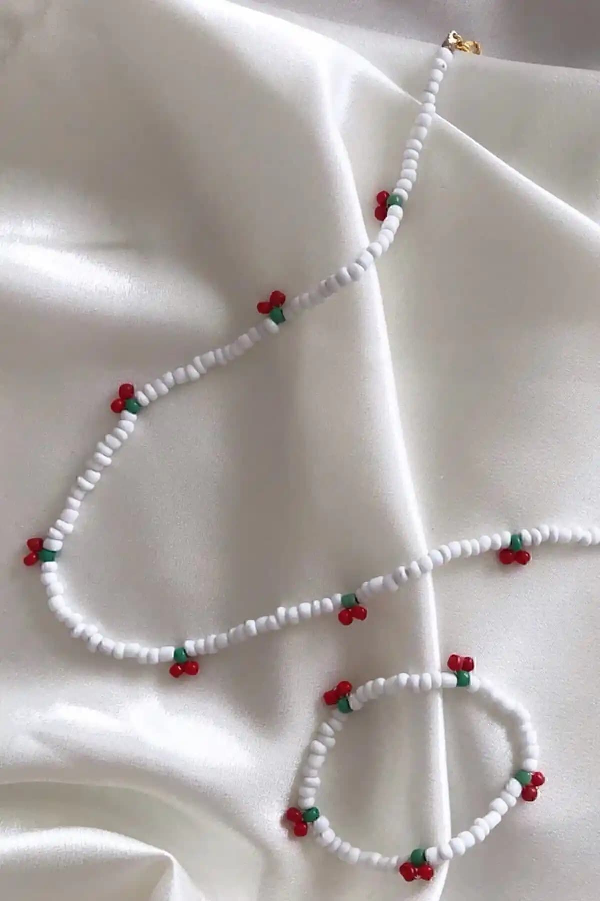 Histakı Kiraz Model Kum Boncuk Kolye ve Bileklik Takımı Şık ve Dayanıklı Tasarım