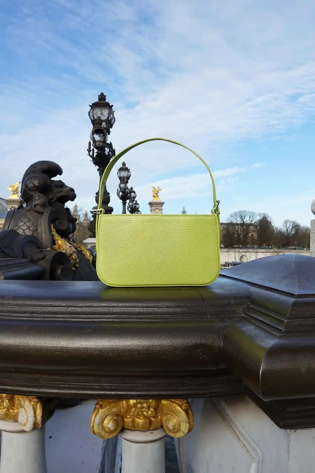 Housebags Neon Yeşil Tokalı Askılı Çanta: Modern ve Şık Günlük Kullanım İçin Ideal