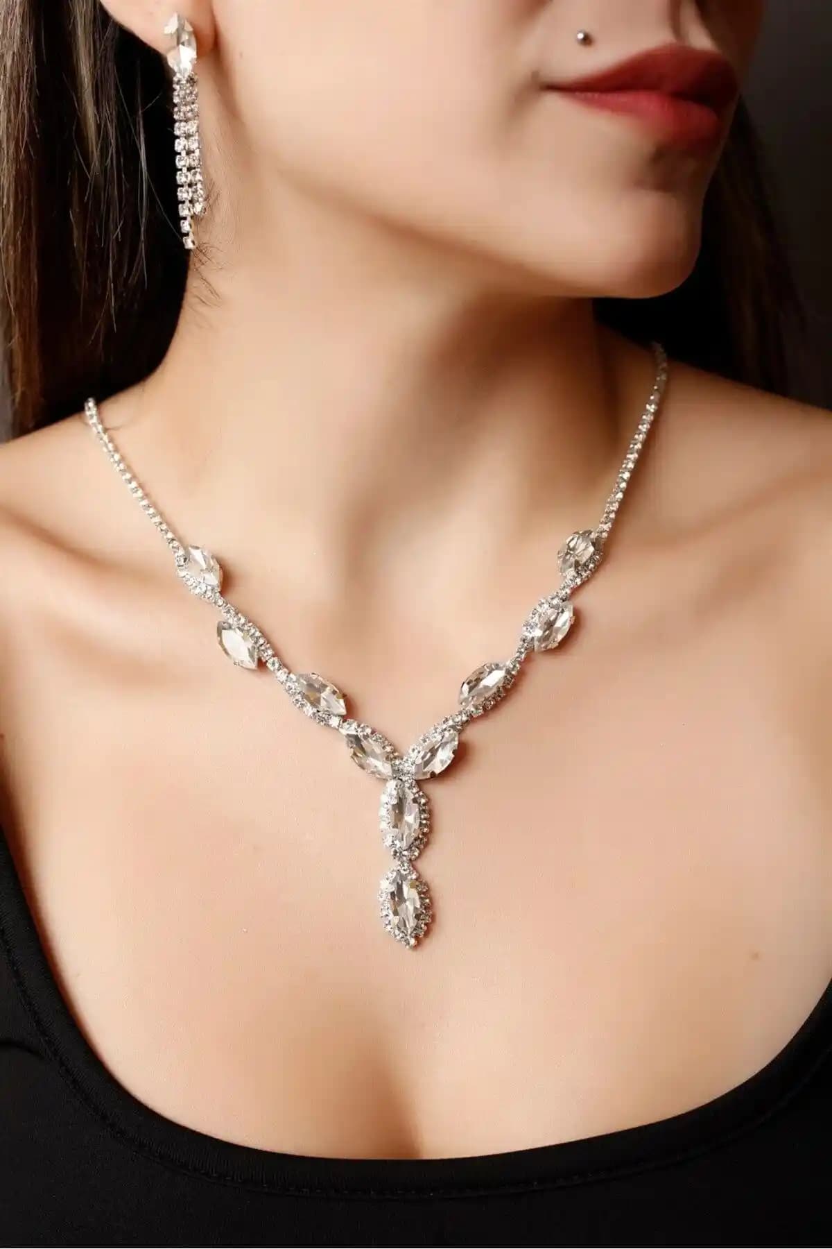 HUBANN Gümüş Kaplama Kristal Taşlı Kolye ve Küpe Seti Modern ve Zarif Tasarım