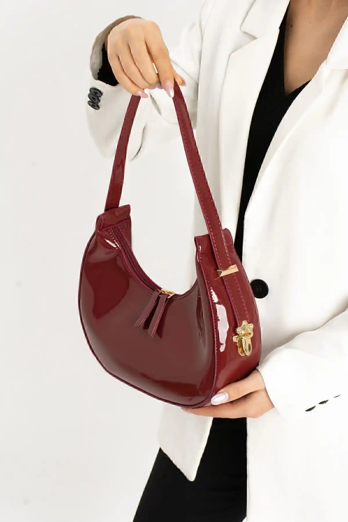 İAMBTŞY Kadın Parlak Rugan Çanta: Şık ve Fonksiyonel Tasarım Özellikleri