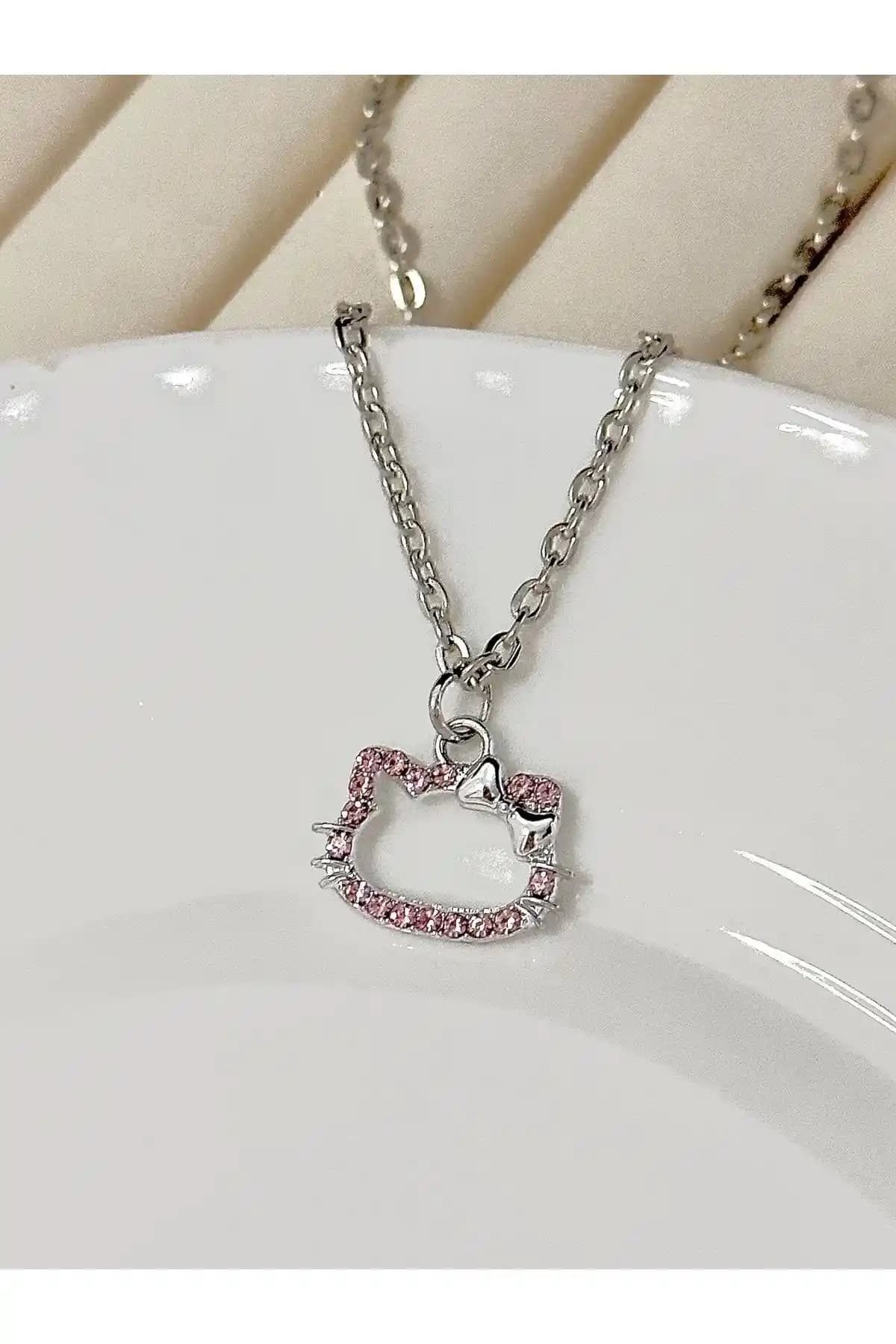 İki Popüler Pembe Taşlı Kolye Modelinin Detaylı Karşılaştırması