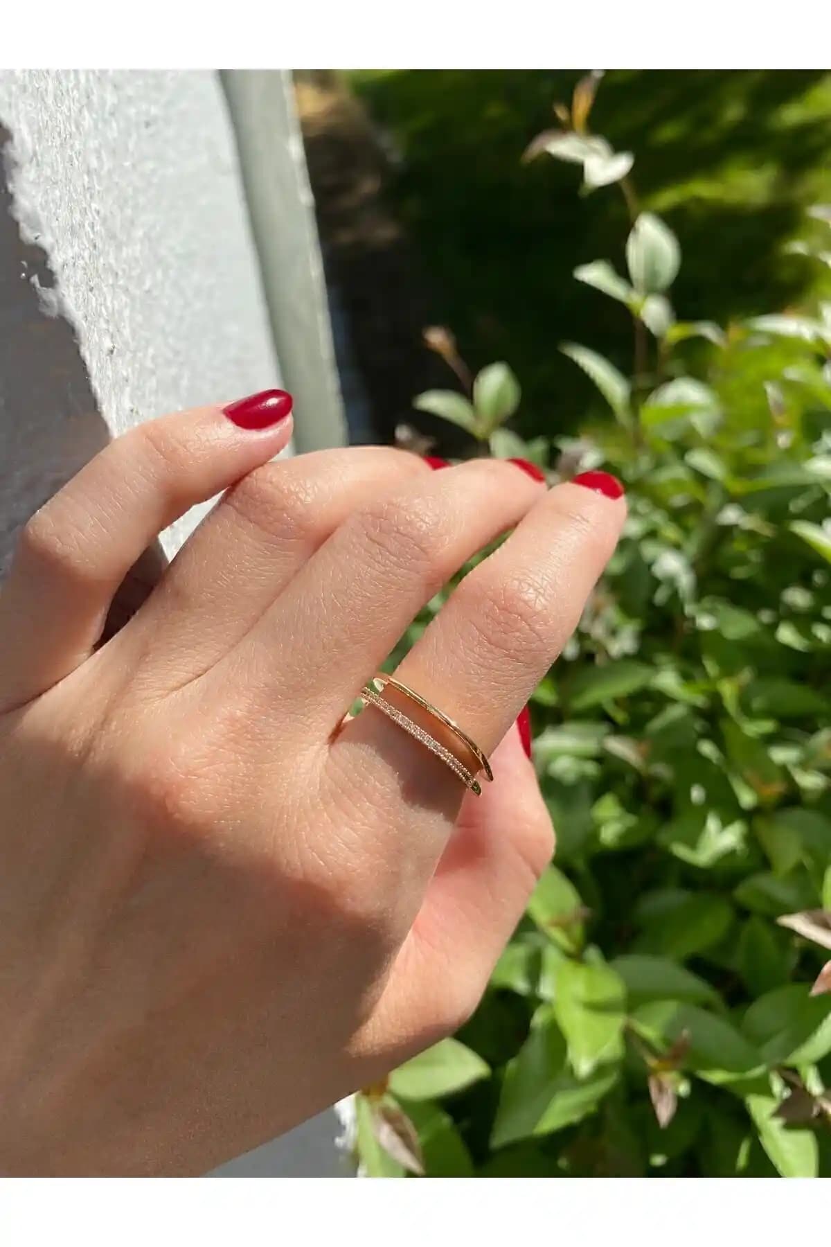 İki şık yüzük karşılaştırması: altın kaplama ve gümüş tasarımlar arasında seçim yapma