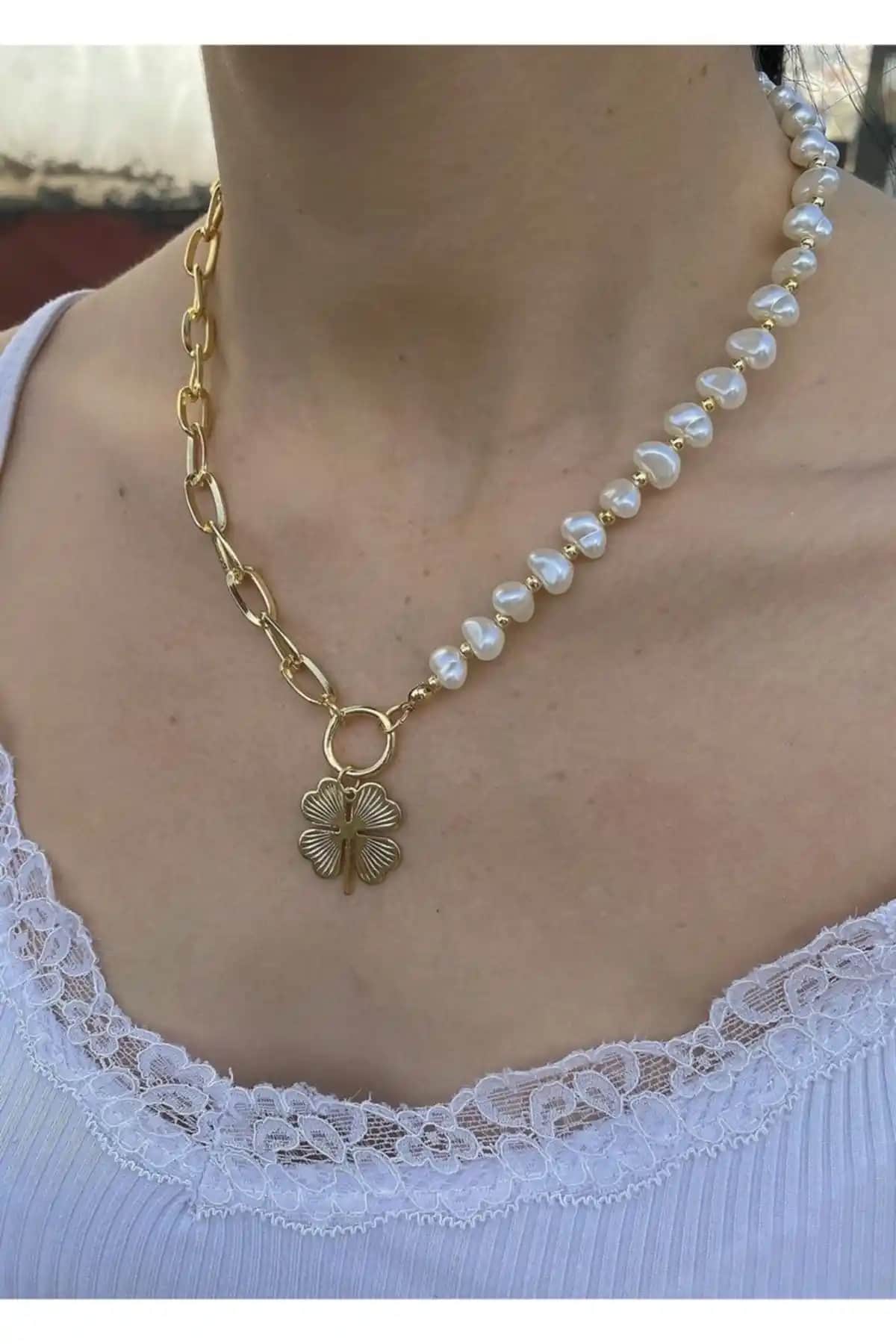İnci Yonca Zincir Kolye: Zarif ve Dayanıklı Modern Takı Tasarımı