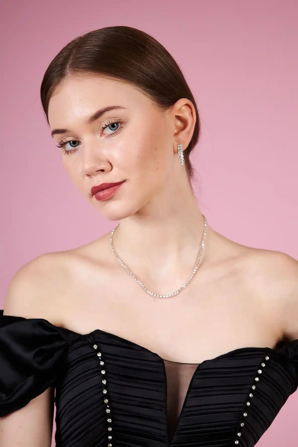 Irva Collection Kadın Gümüş Renk Taşlı Su Yolu Kolye Modern ve Şık Tasarımıyla Öne Çıkıyor