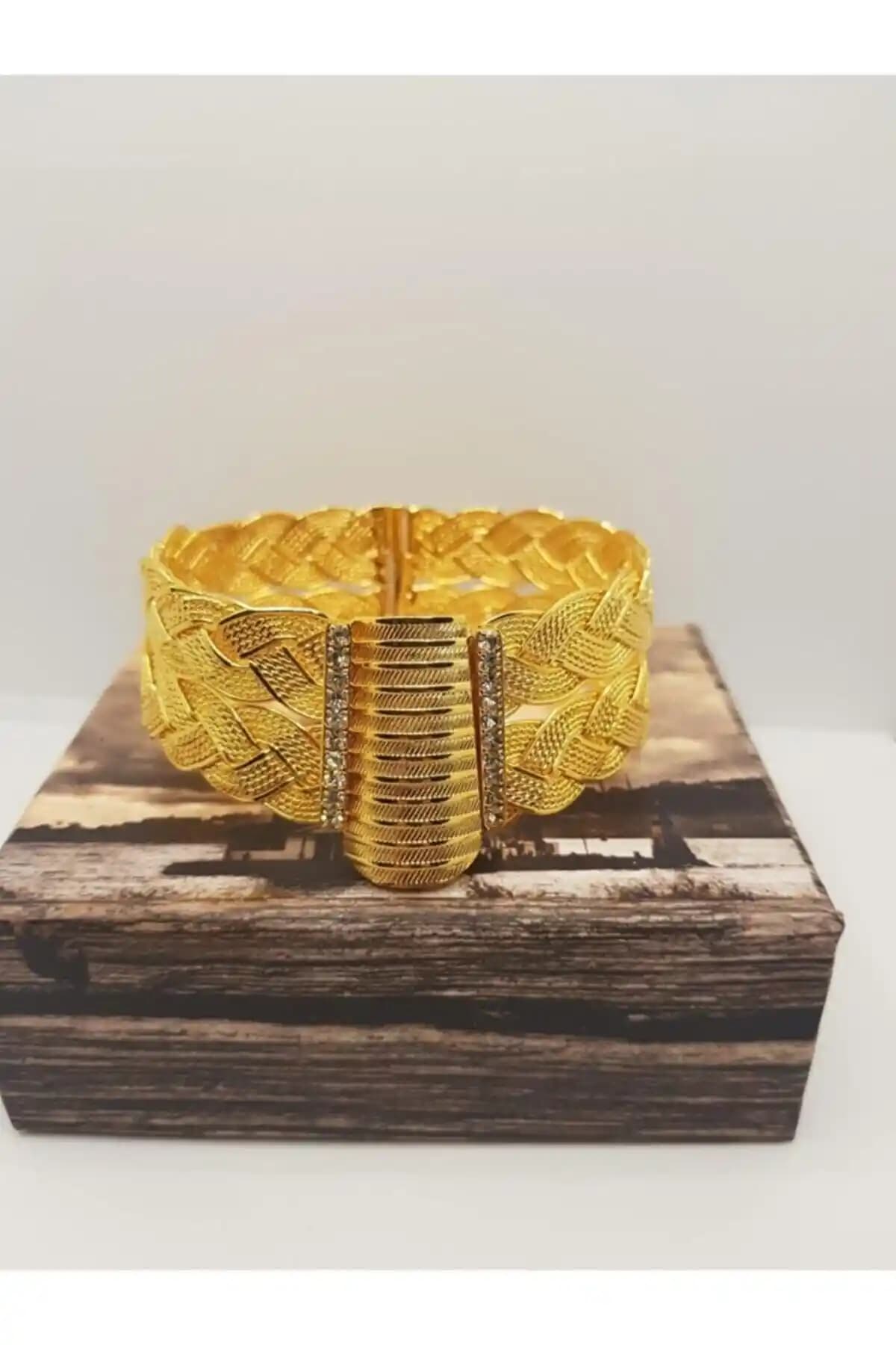 İste Gelsin 24 Ayar Altın Kaplama Taşlı Kelepçe Bilezik Modern ve Zarif Tasarım