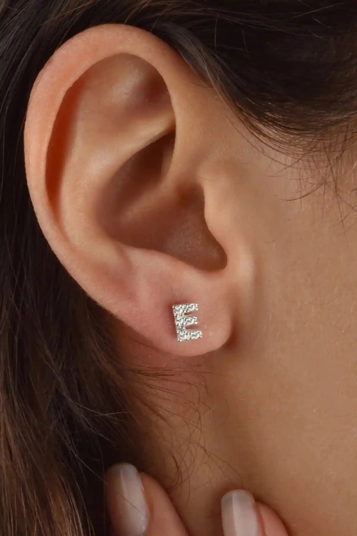 Jelux Silver 925 Ayar Gümüş Zirkon Taşlı E Harfli Tekli Küpe Şıklık ve Kalite Bir Arada