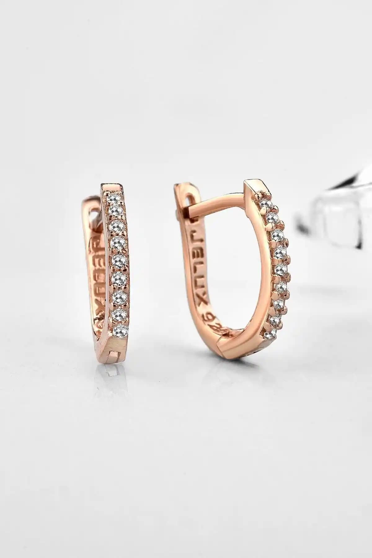 Jelux Silver 925 Ayar Gümüş Zirkon Taşlı Sırataş Küpe: Şıklık ve Kalitenin Buluşması