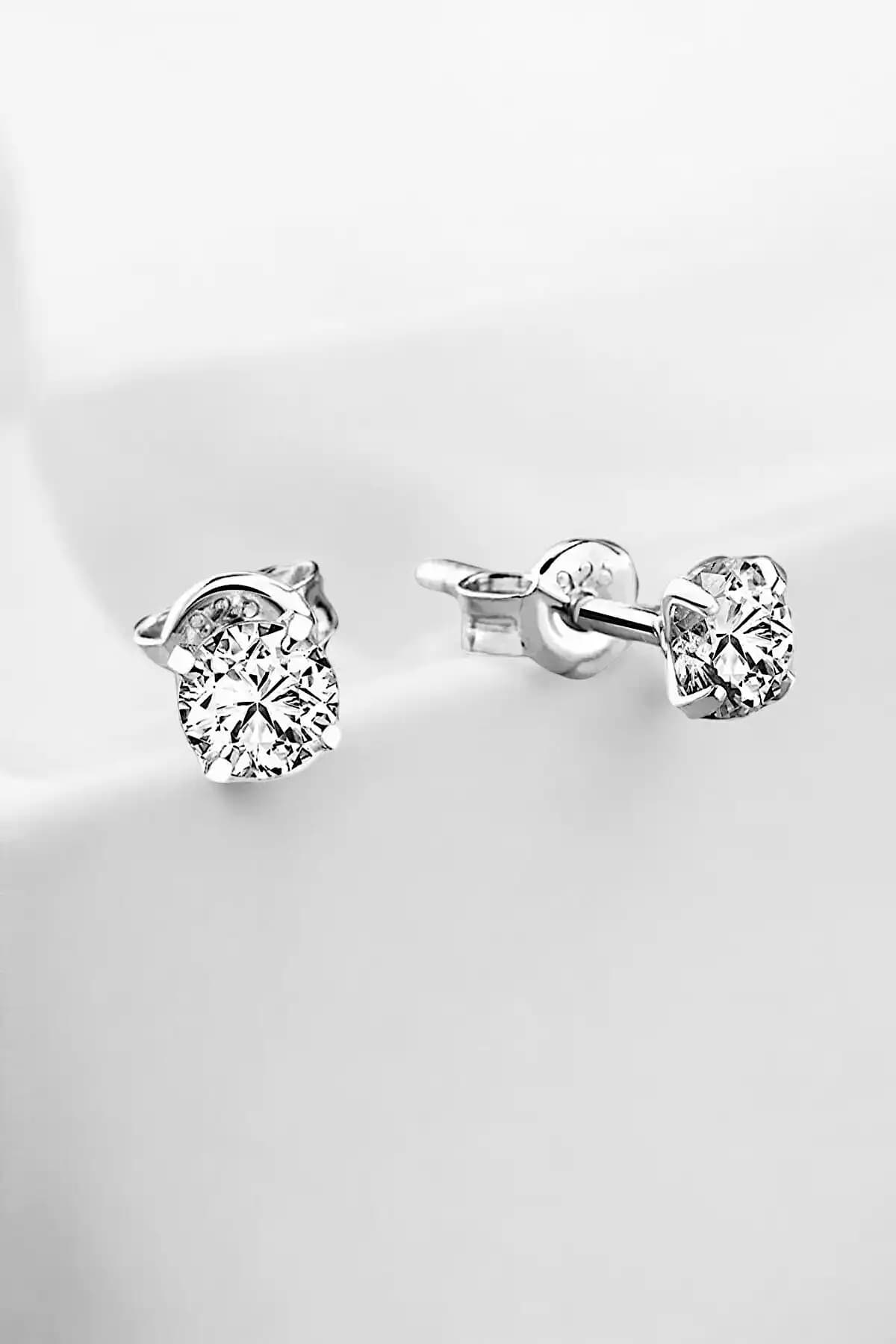 Jelux Silver Gümüş 925 Ayar Rodyumlu Zirkon Taşlı Çivili Küpe Şık ve Dayanıklı Tasarım