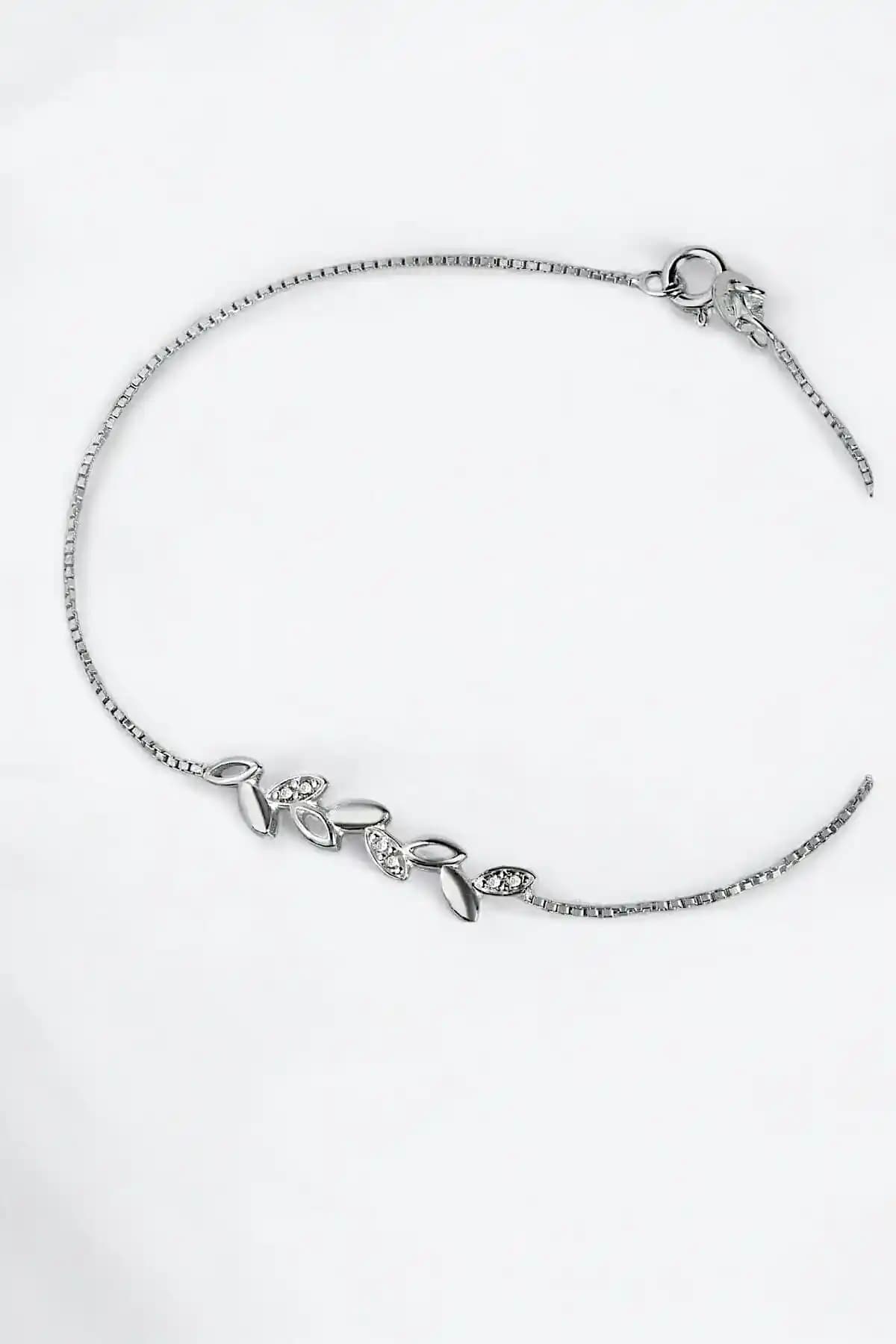 Jelux Silver Gümüş Sarmaşık Model Zirkon Taşlı Bileklik İnce Detay ve Şıklık Sunar