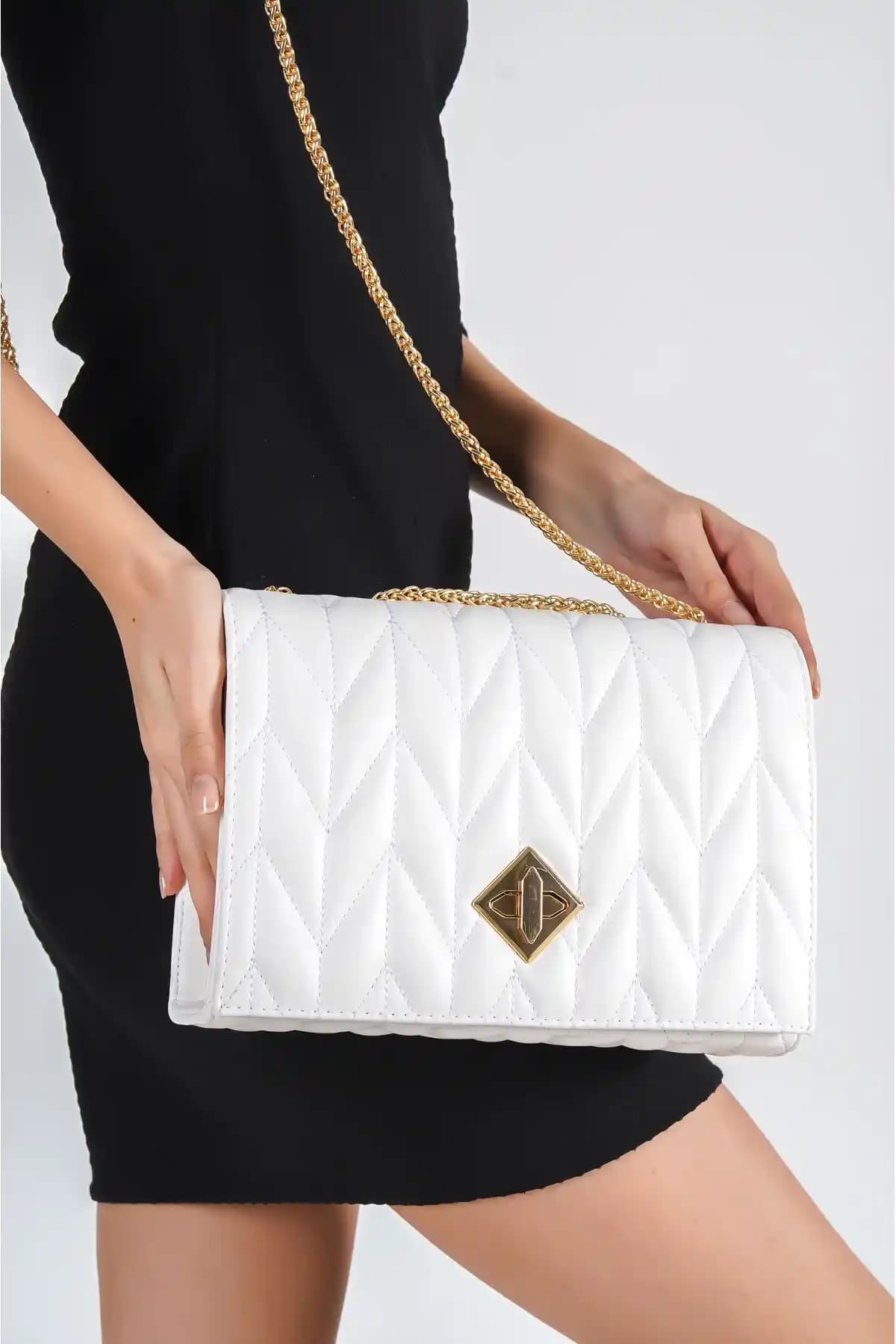 Kadın Çantası Karşılaştırması: Capone Outfitters Leeds ve Stradivarius Modelleri