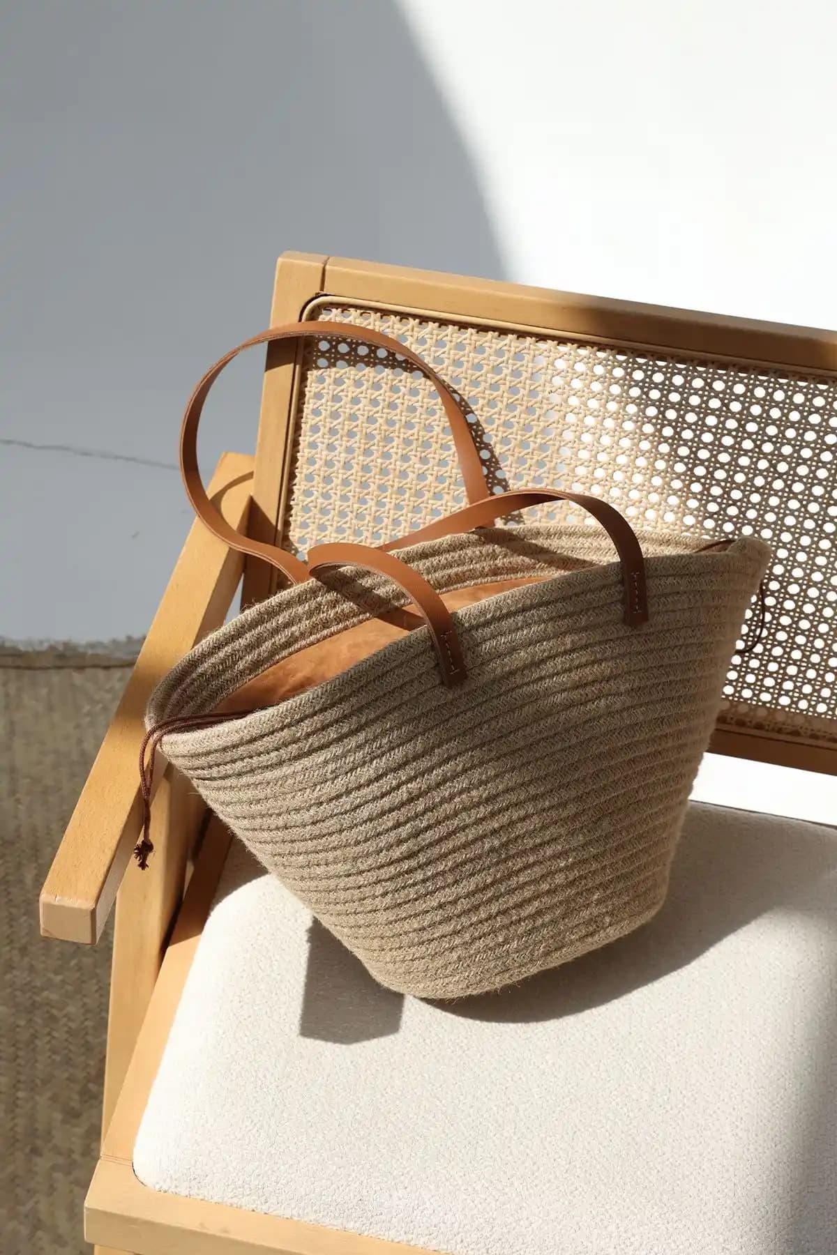 Kadın Çantası Karşılaştırması: Jüt Hasır ve Suni Deri Modellerinin Özellikleri