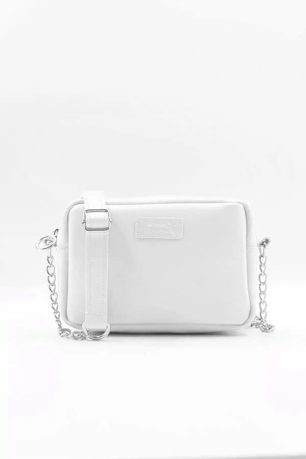 Kadın Çantası Karşılaştırması: Mini Zincir ve Yüksek Derili Modellerin Özellikleri