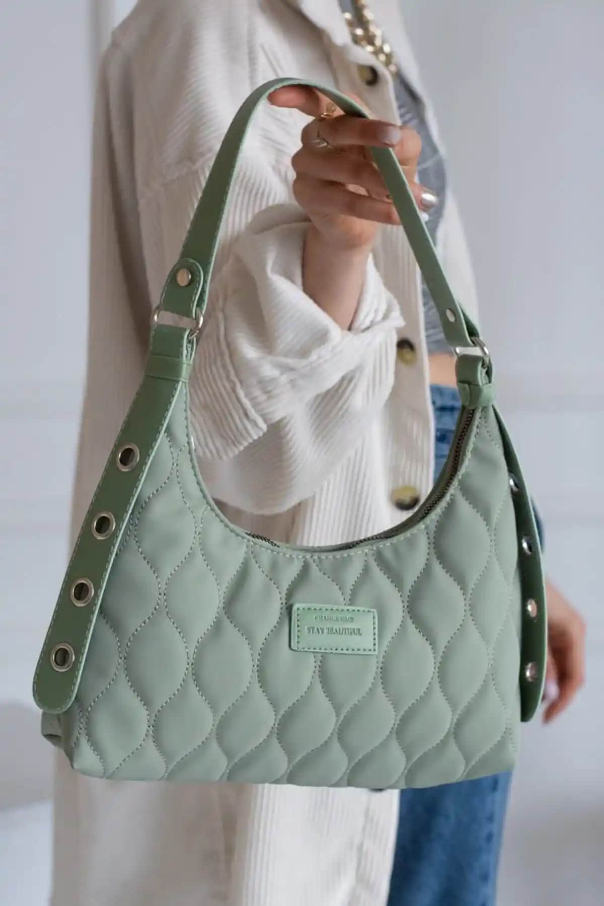 Kadın Kapitone Desenli Çantalar Karşılaştırması: Yeşil ve Siyah Modellerin Özellikleri