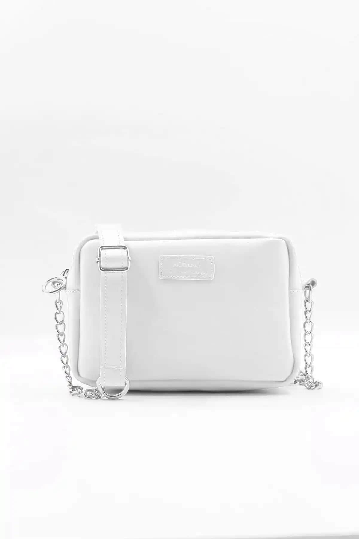 Kadın Mini Çanta Karşılaştırması: NOTHING ve Shaka Beyaz Çanta Özellikleri ve Kullanıcı Yorumları