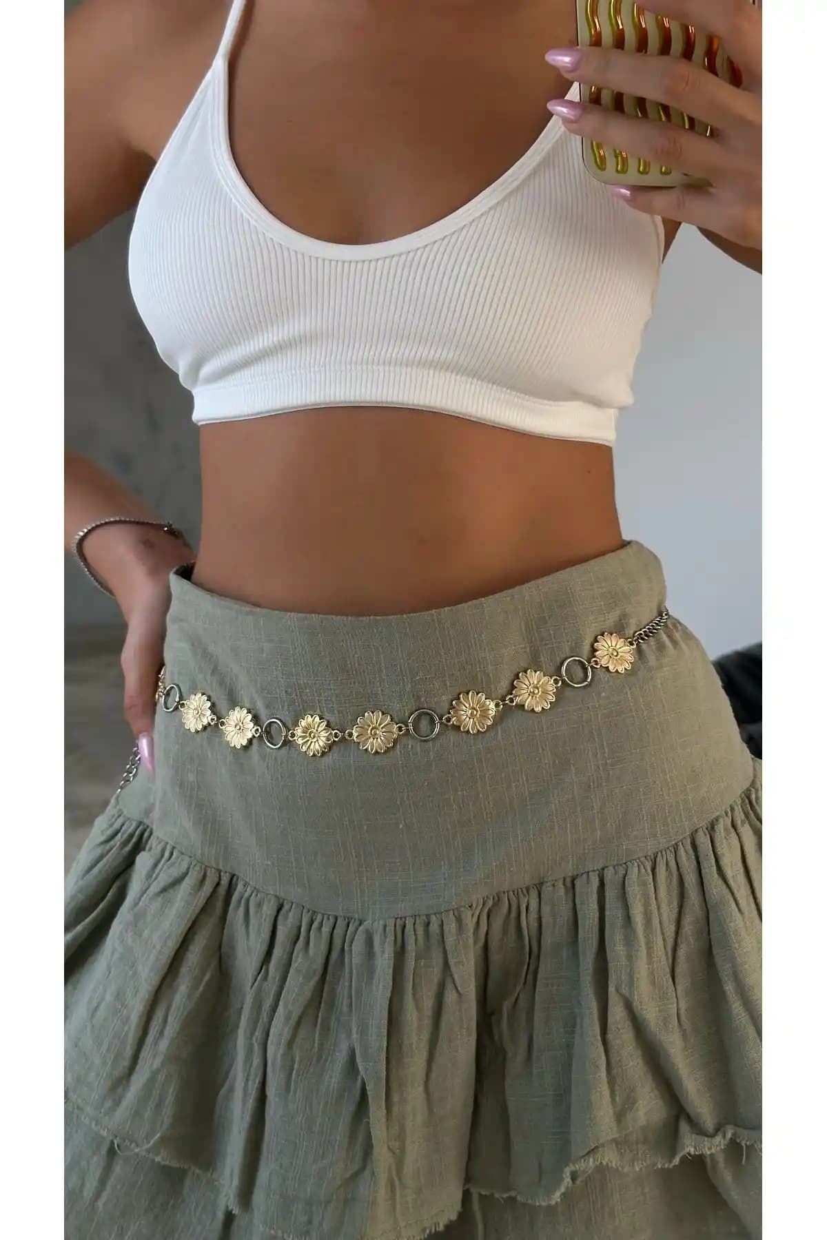 Kadın Papatya ve Halka Detaylı Zincir Kemer: Şıklık ve Fonksiyonellik Bir Arada