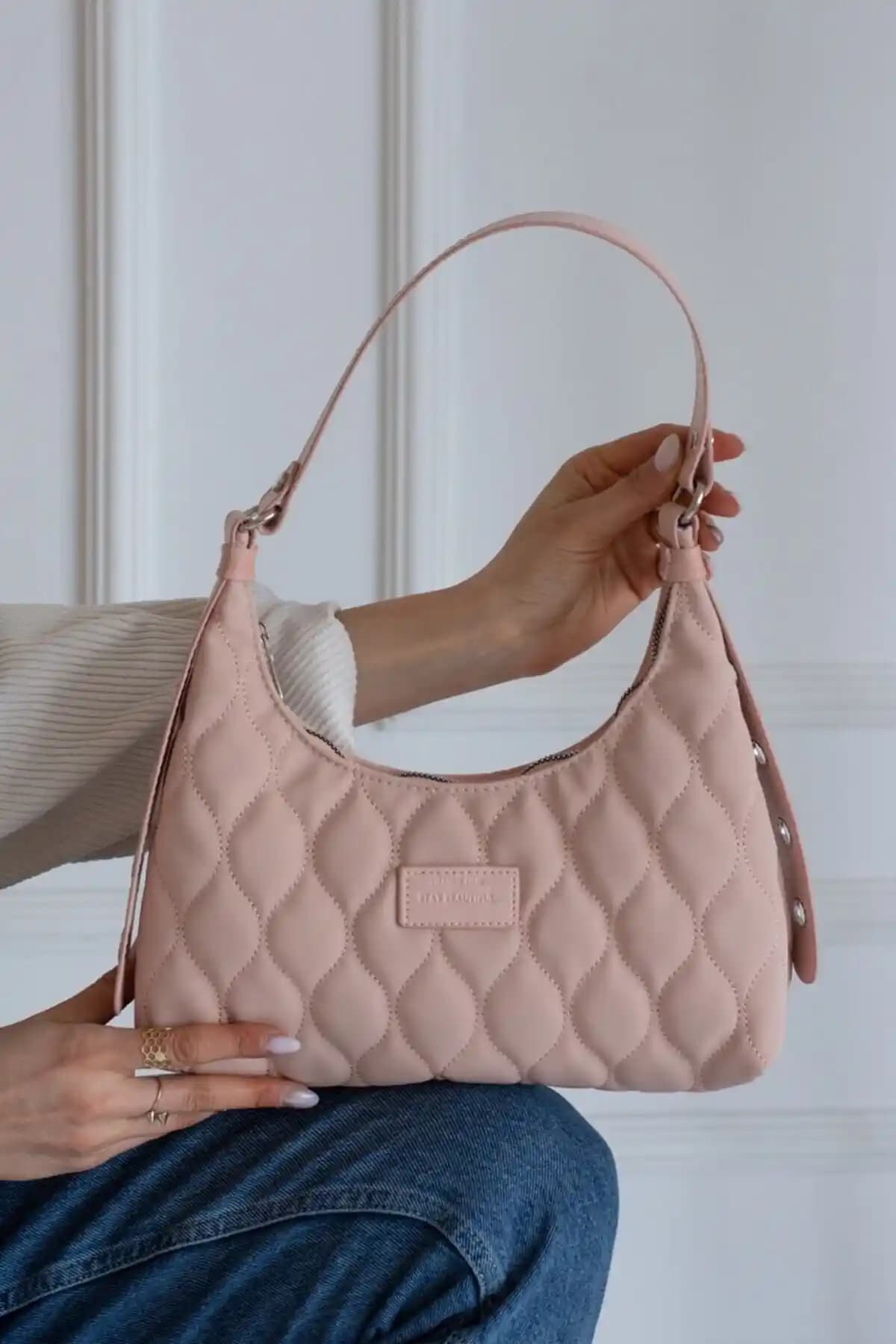 Kadın Pudra Kapitone Desenli Baget Çanta Modern ve Kullanışlı Tasarım