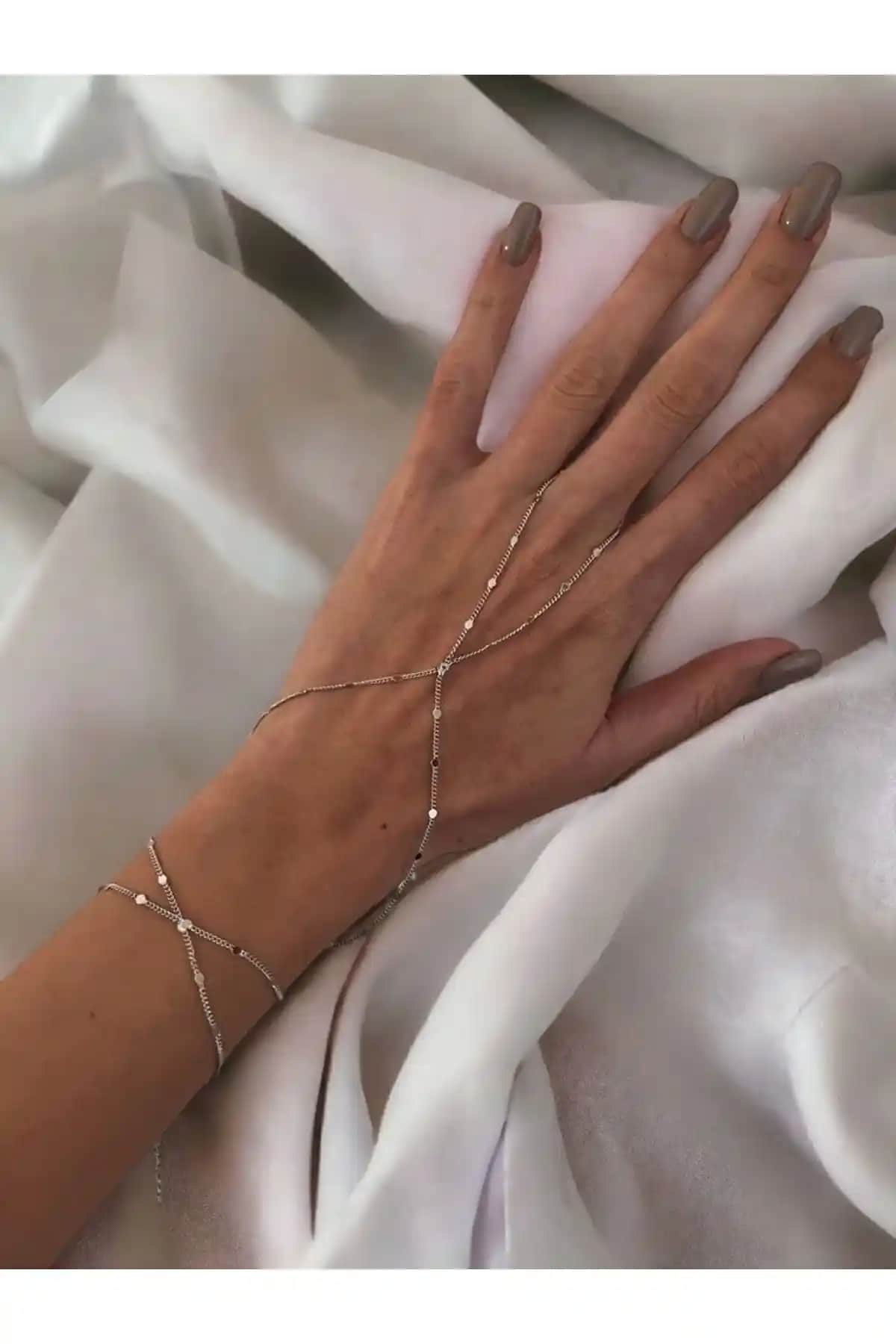 Kadın Pullu İnce Zincir Şahmeran Aksesuarı Zarif ve Modern Tasarım Özellikleri