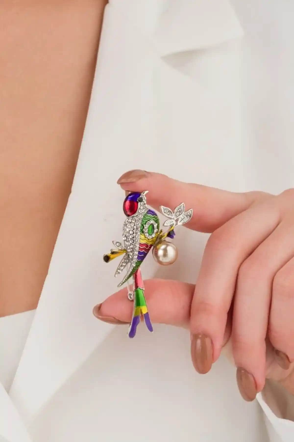 Kadın Renkli İncili Serçe Broş: Zarif ve Dayanıklı Günlük Aksesuar Seçeneği