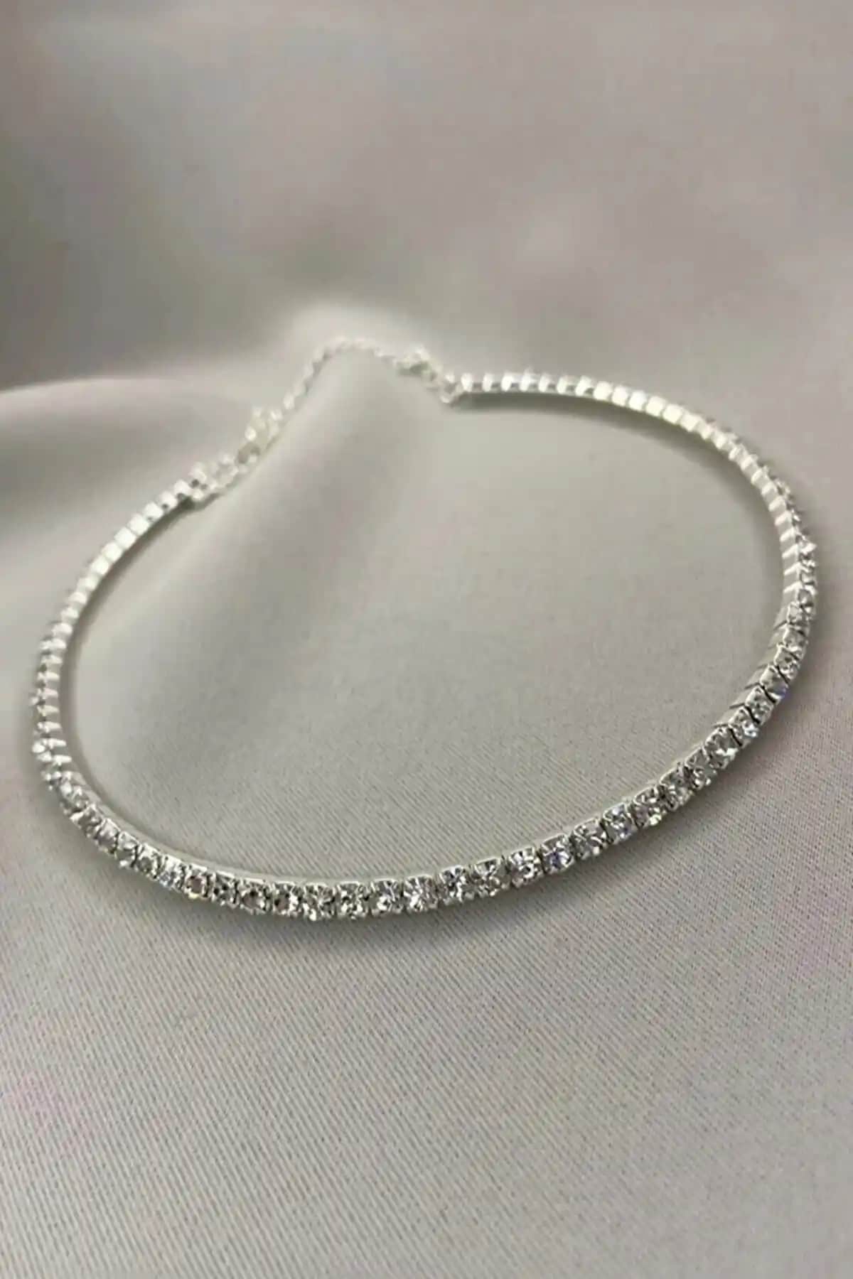 Kadın Rhinestone Choker Kolye: Zarif Tasarım ve Parlak Taş Detaylarıyla Şıklık