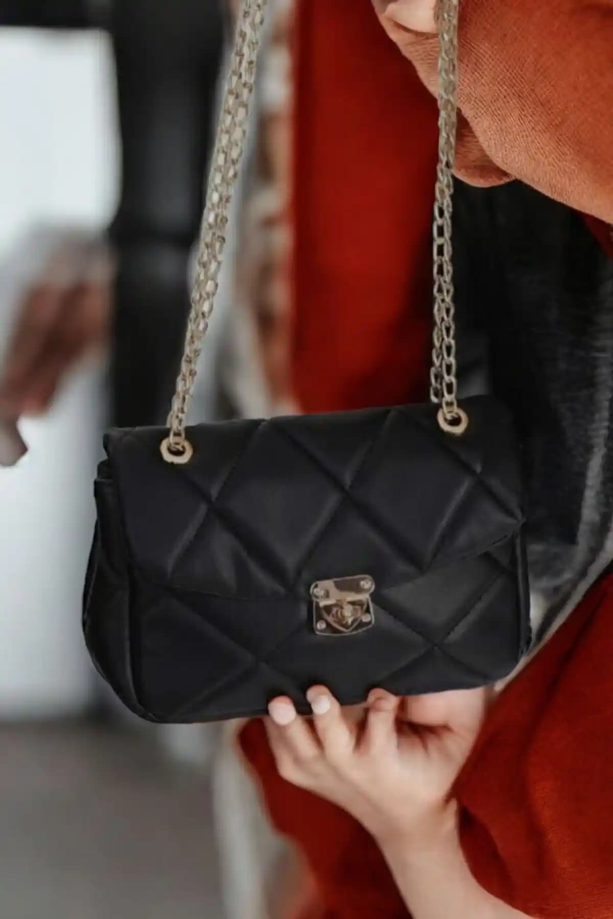 Kadın Siyah Kapitone Suni Deri Çanta Günlük Kullanım İçin Şık ve Dayanıklı Tasarım