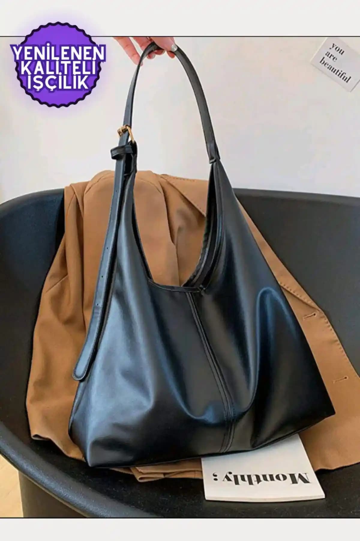 Kadın Siyah Omuz Çantası ve Fularlı Fermuarlı Çanta Karşılaştırması