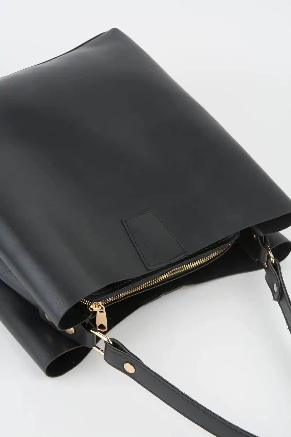 Kadın Siyah Yumuşak Kesim Deri Çanta Günlük Kullanım İçin Şık ve Pratik Tasarım