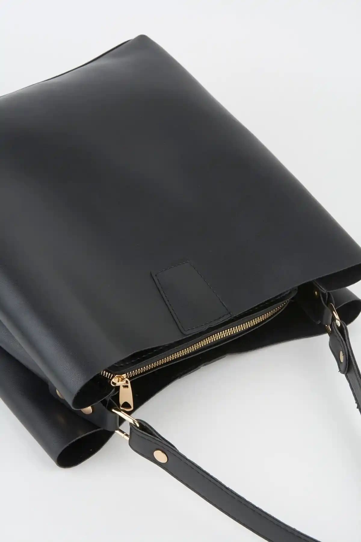 Kadın Siyah Yumuşak Kesim Deri Çanta Günlük Kullanım İçin Şık ve Pratik Tasarım