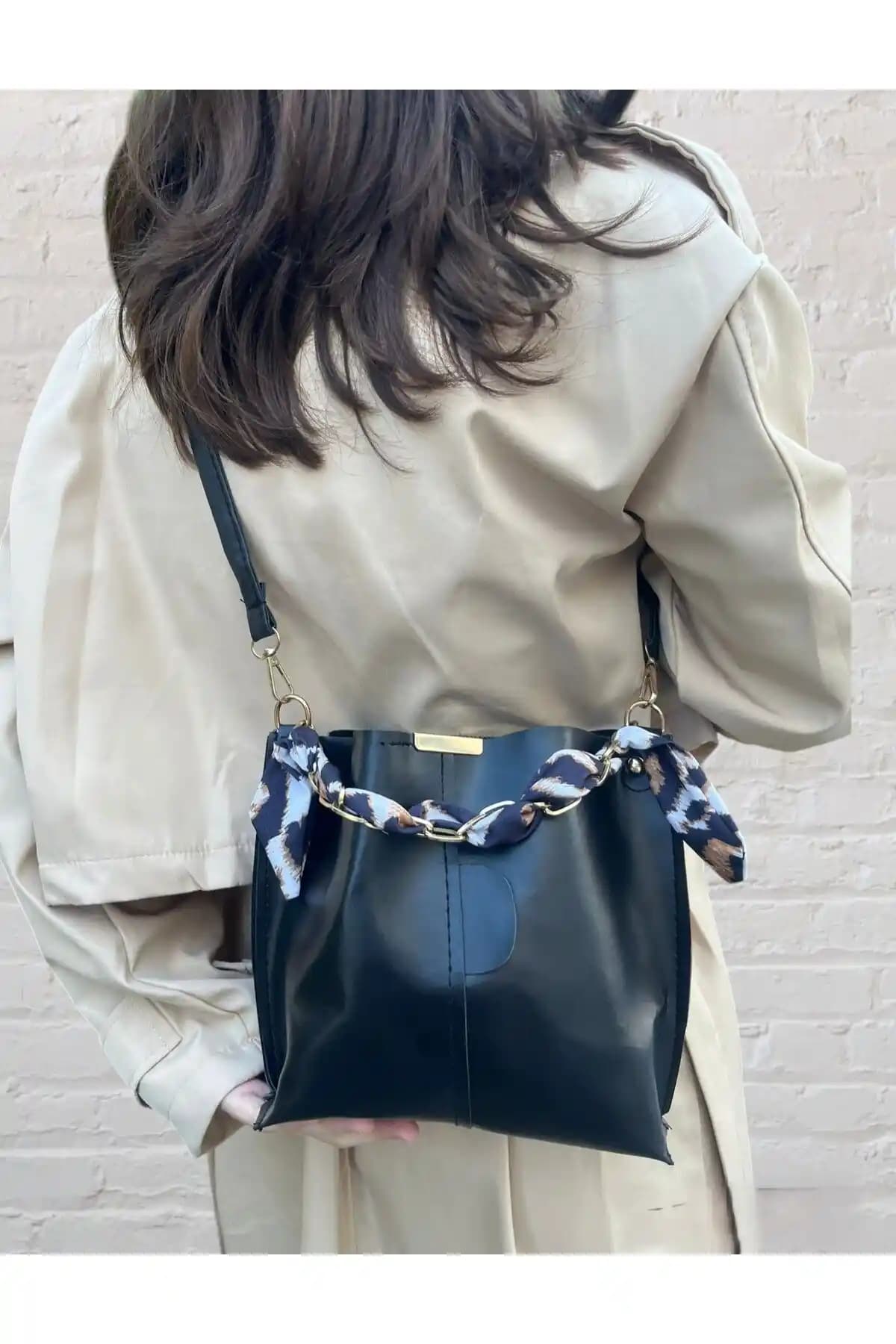 Kadın Siyah Zincir Askılı Deri Çanta Şık ve Çok Yönlü Kullanım İçin Uygun