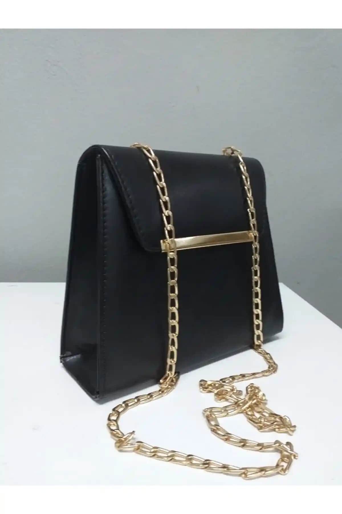 Kadın Siyah Zincir Askılı ve Klasik Baget Çanta Karşılaştırması