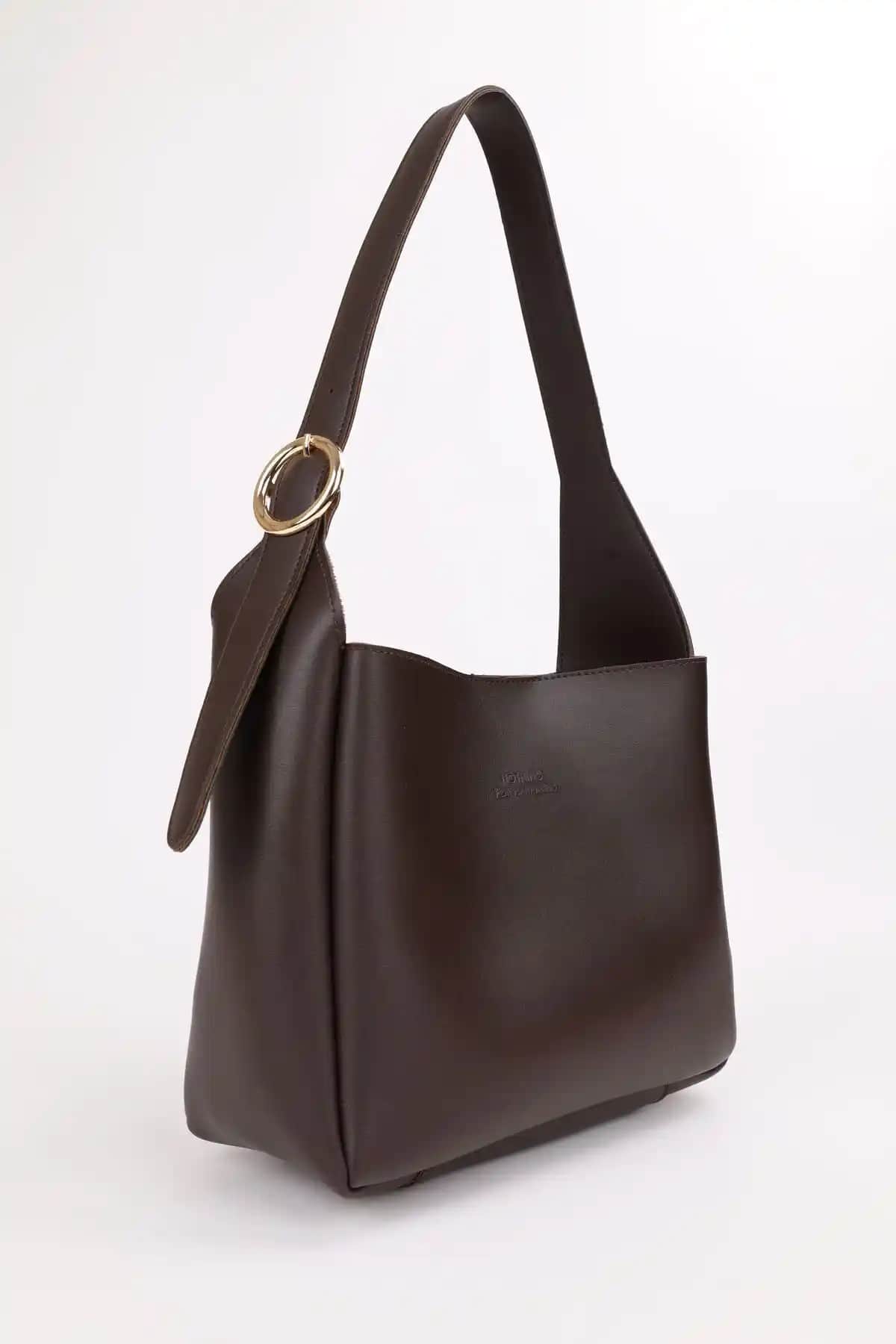 Kadın Sürdürülebilir Deri Çanta Günlük Şıklık ve Fonksiyonellik Sunar