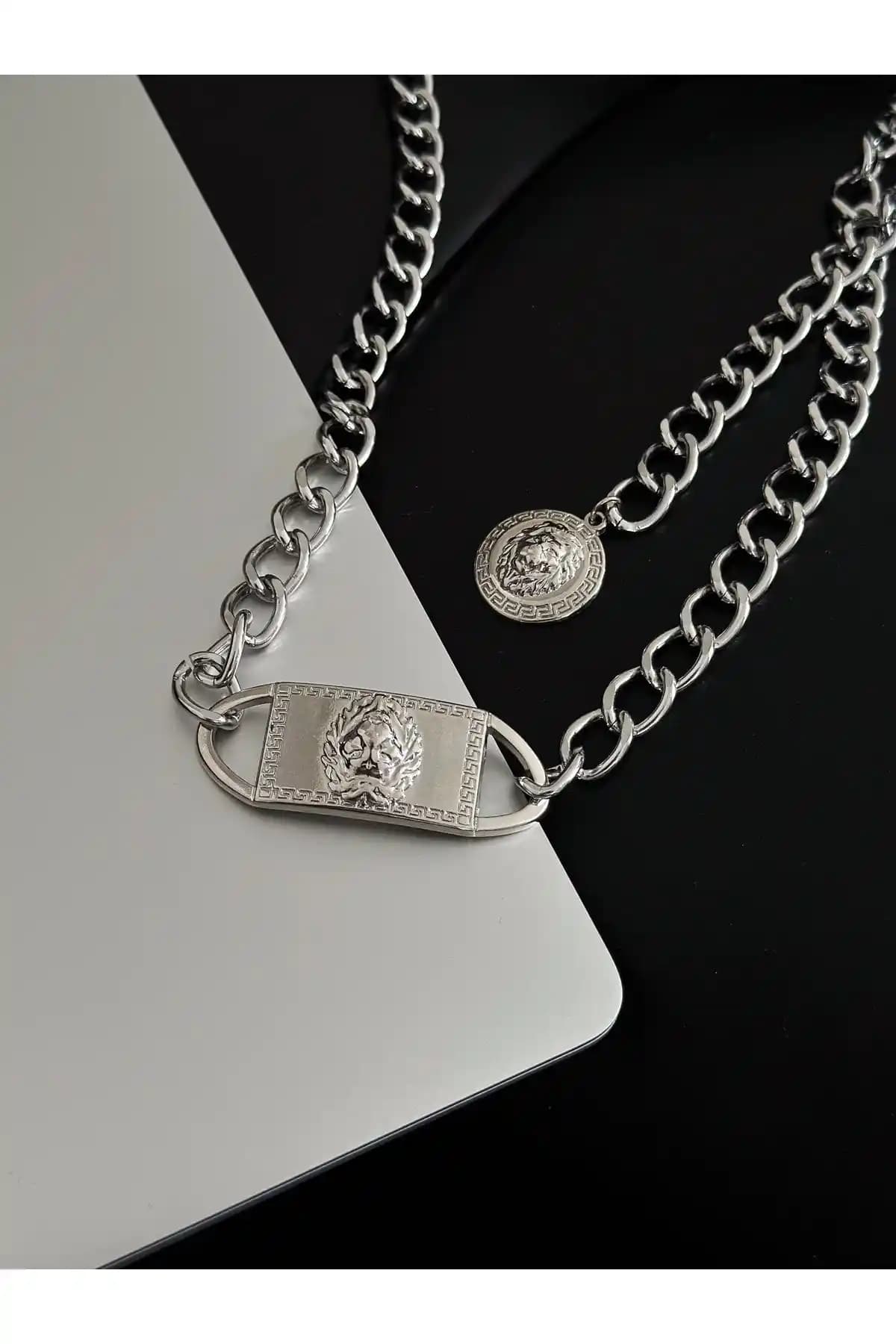 Kadınlar İçin Aslan Detaylı Silver Zincir Aksesuarı Şık ve Çok Yönlü Kullanım İmkanı