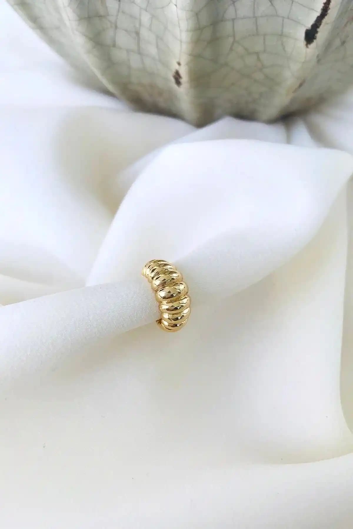 Kadınlar İçin Modern ve Zarif Altın Burgu Dokulu Kıkırdak Küpe Önerileri