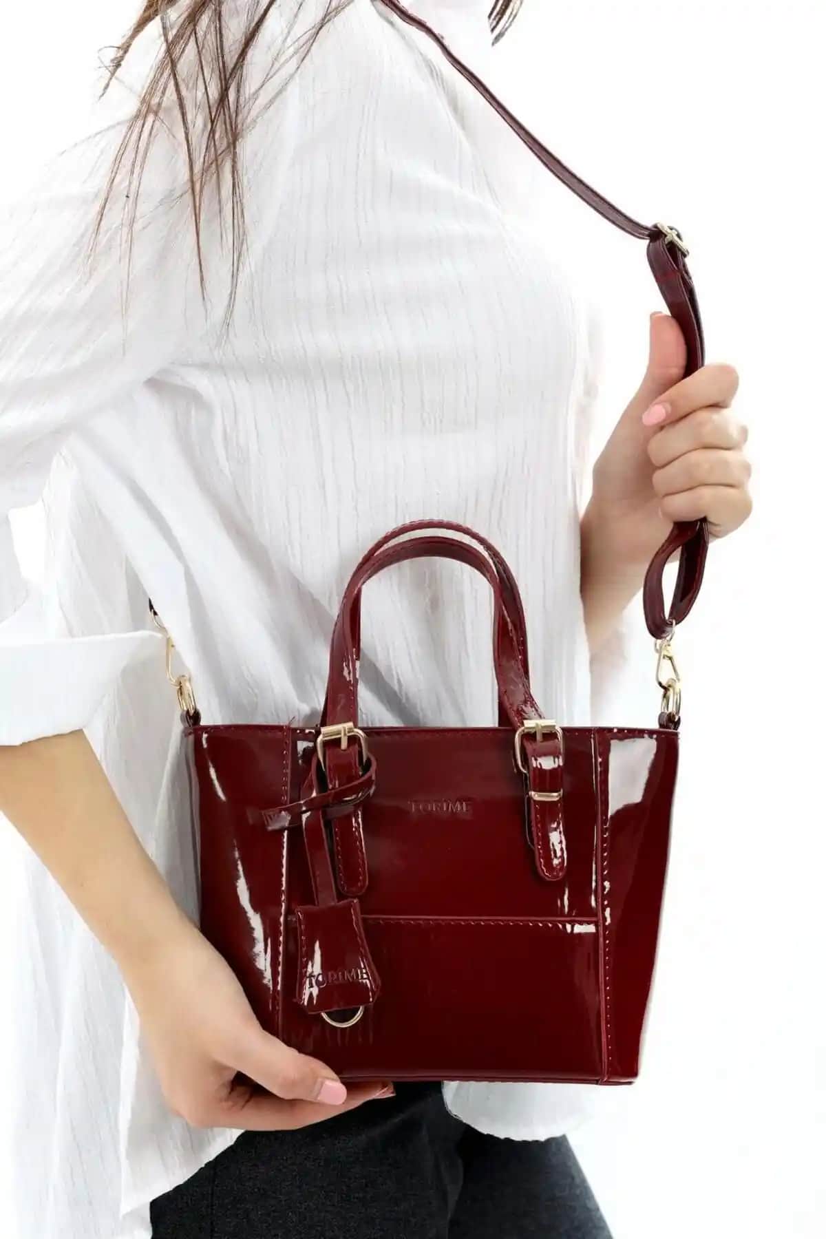 Kadınlar İçin Şık ve Fonksiyonel Orta Boy Rugan Çanta Tasarımı