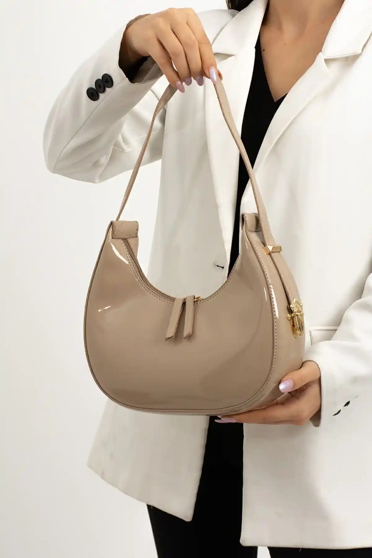 Kadınlar İçin Şık ve Pratik Parlak Rugan Baget El ve Omuz Çantası Özellikleri