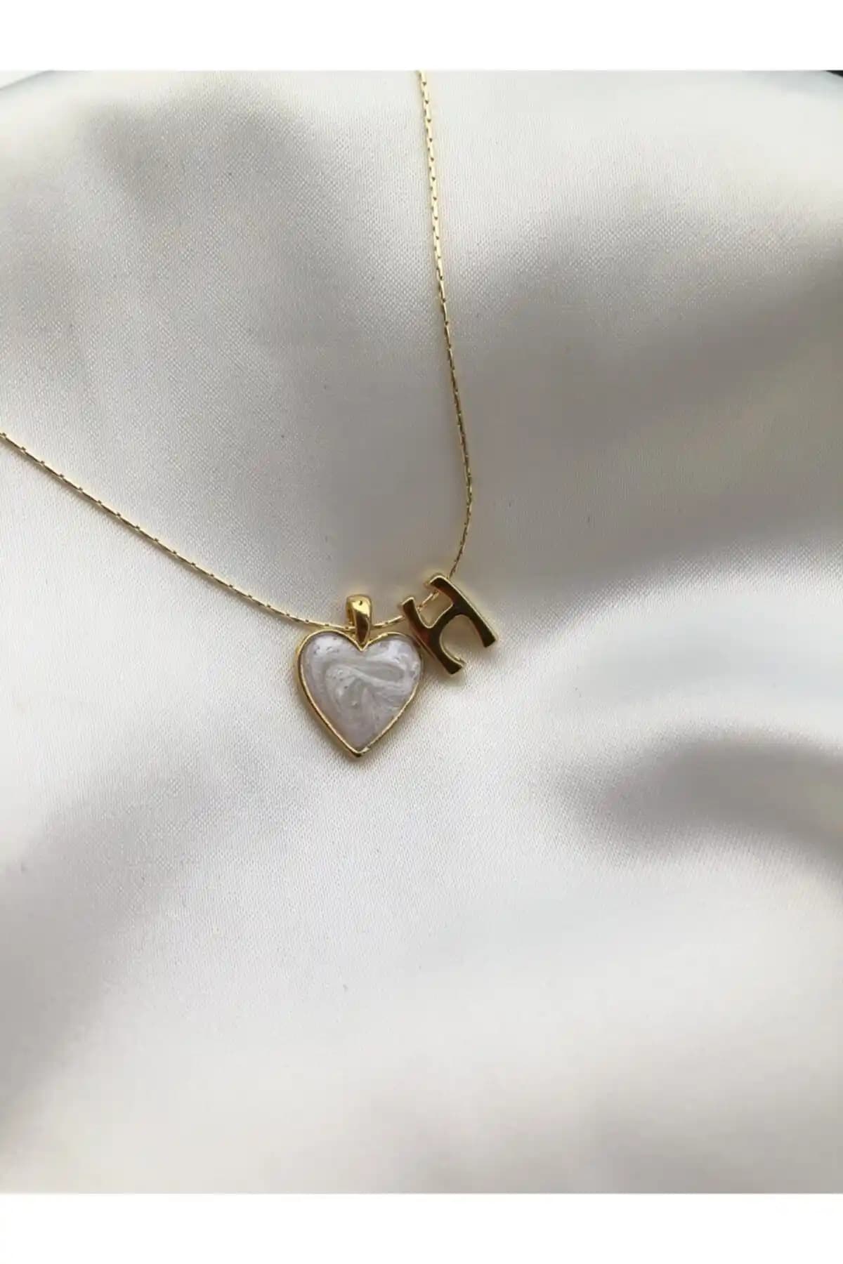 Kadınlar için şık ve romantik altın kaplama sedef kalpli H harfi kolye - modern tasarım