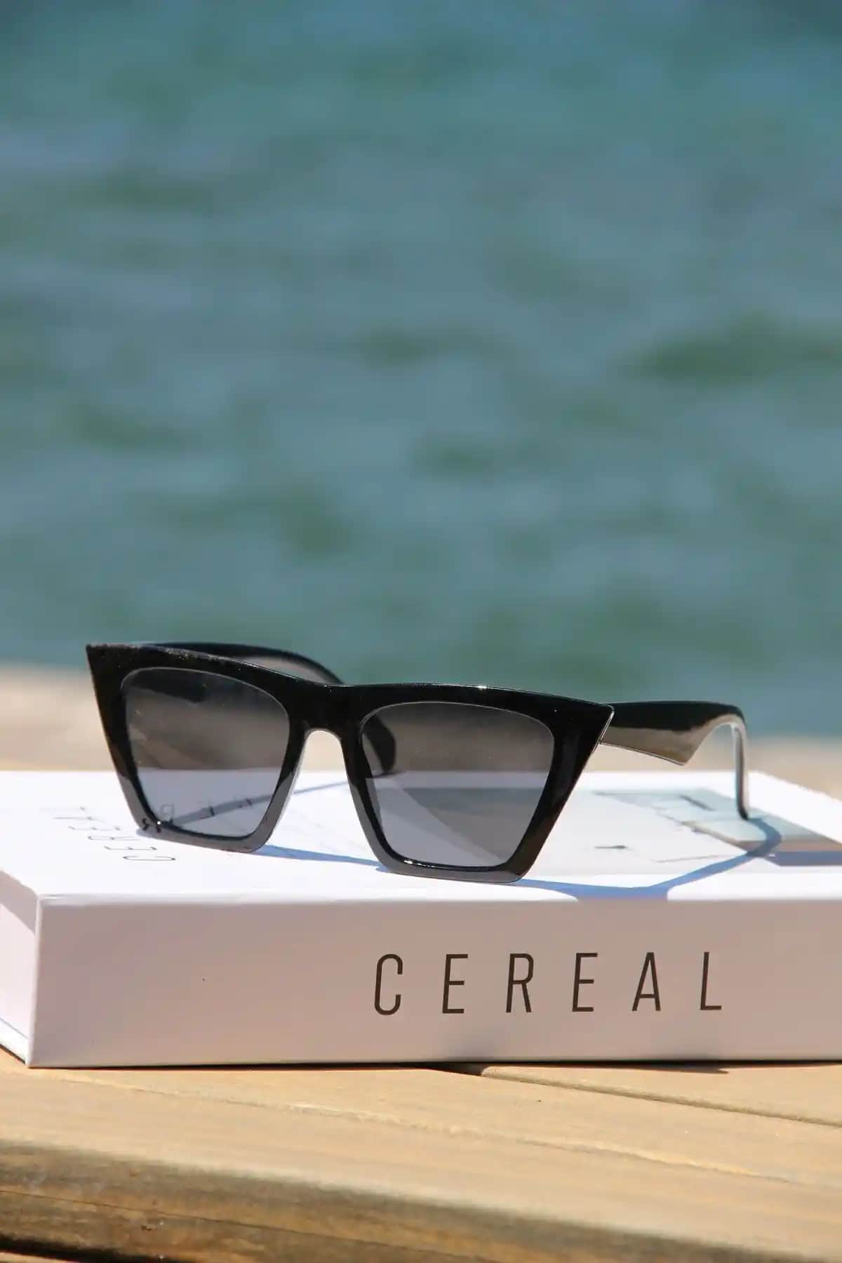 Kadınlar İçin Siyah Cam ve Çerçeve Gözlükler: Şıklık ve Koruma Bir Arada