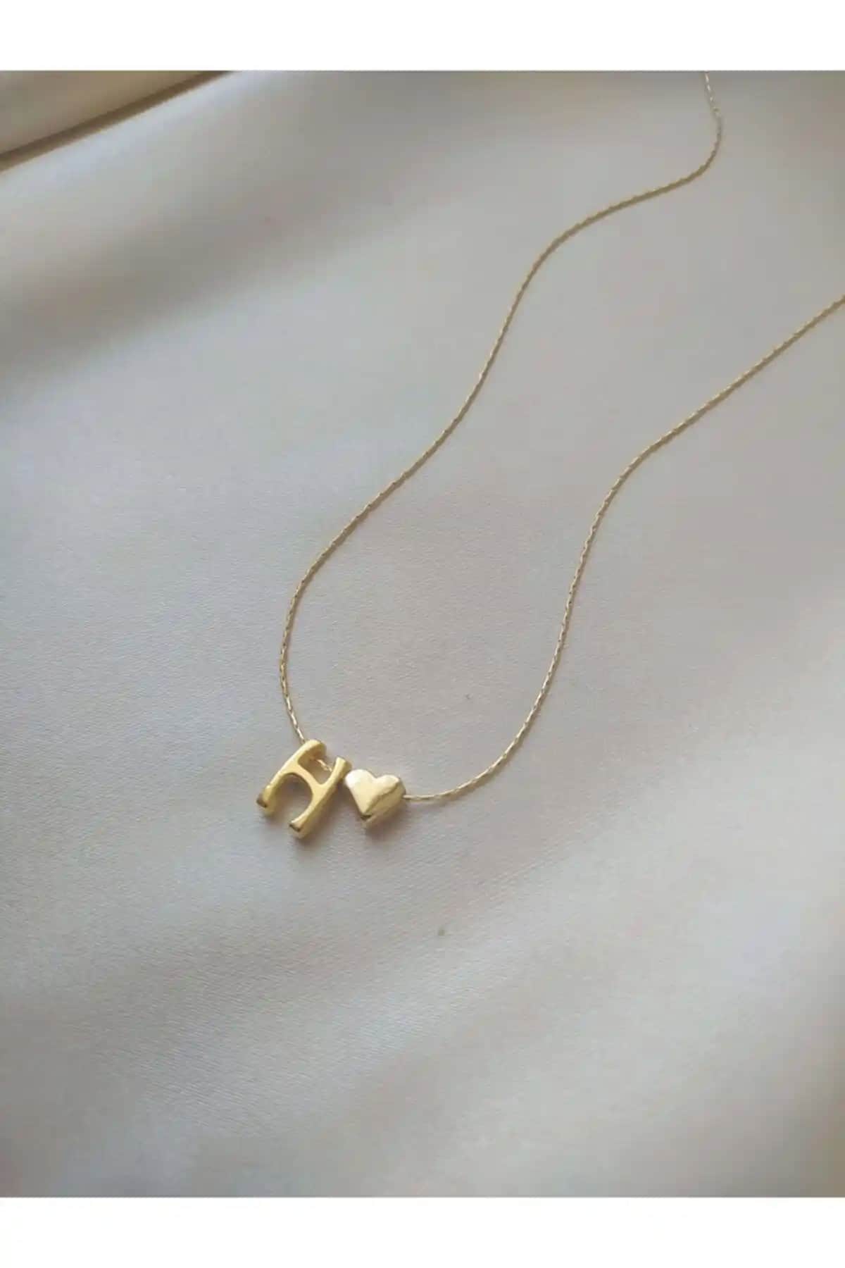 Kadınlar İçin Zarif Altın Kaplama Sedefli ve Harfli Kolye Karşılaştırması